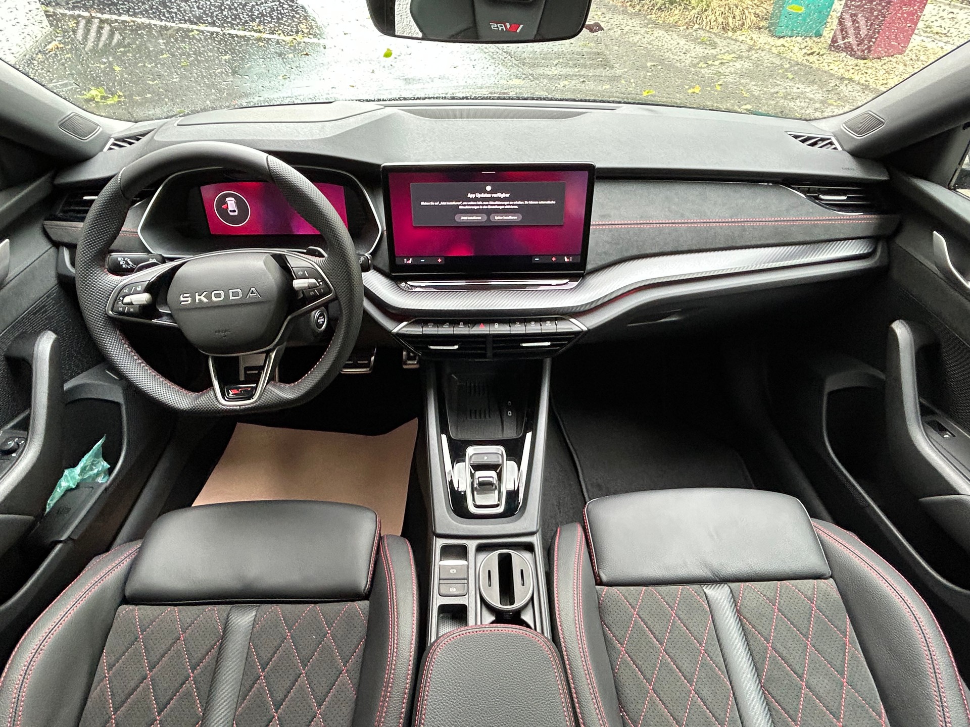 SKODA Octavia Combi 2.0 TSI DSG RS 30 Years Edition-image-12