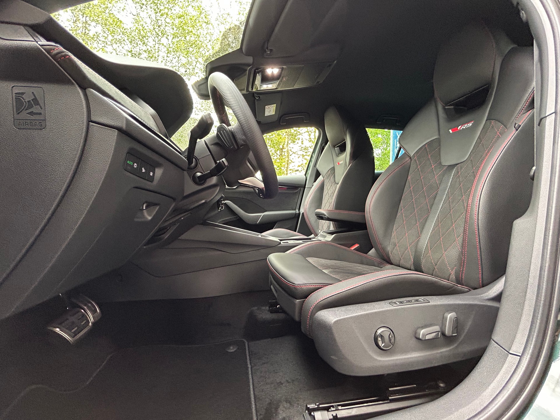 SKODA Octavia Combi 2.0 TSI DSG RS 30 Years Edition-image-11