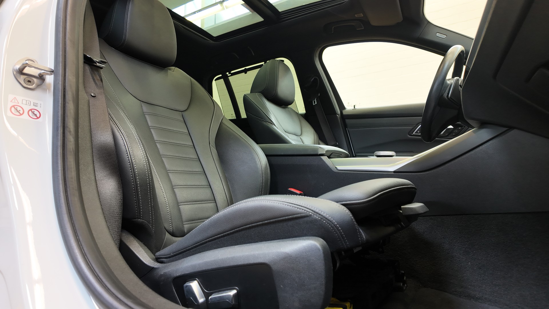 BMW 320d xDrive 48V Touring Steptronic-image-16