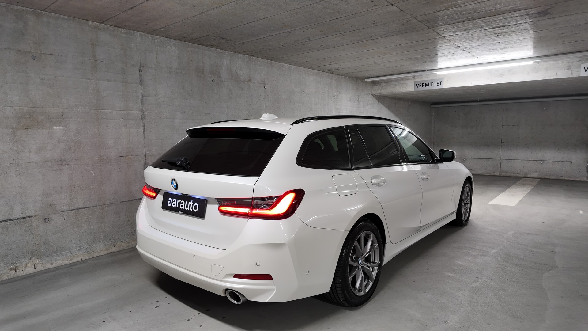 BMW 320d xDrive 48V Touring Steptronic-image-4