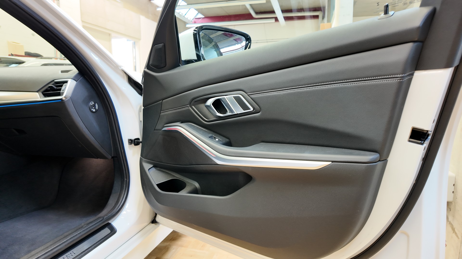 BMW 320d xDrive 48V Touring Steptronic-image-19