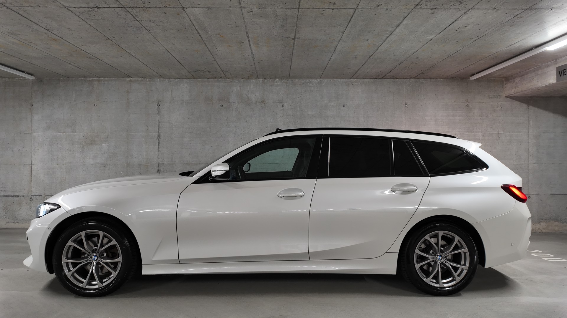 BMW 320d xDrive 48V Touring Steptronic-image-2