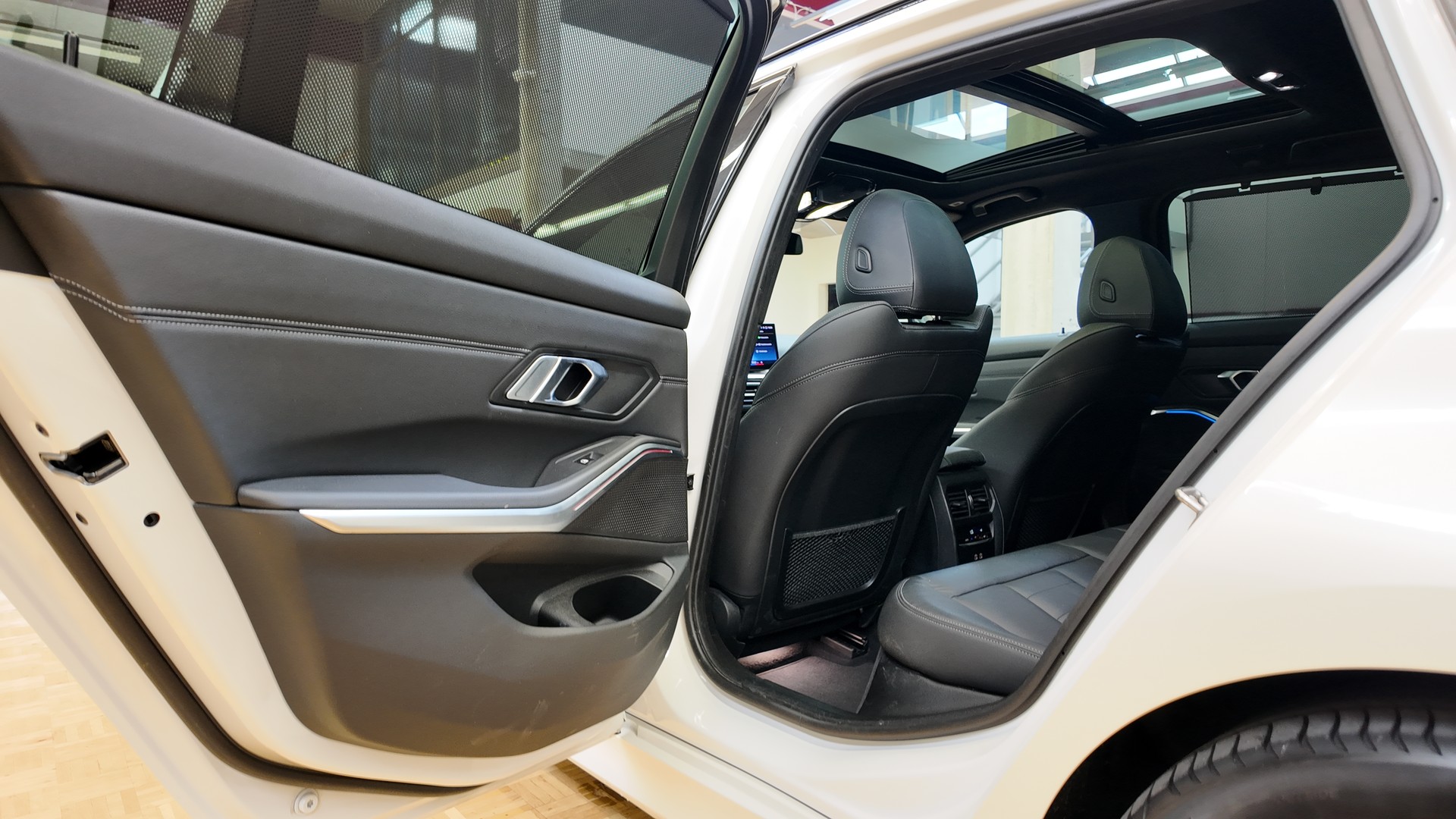 BMW 320d xDrive 48V Touring Steptronic-image-21