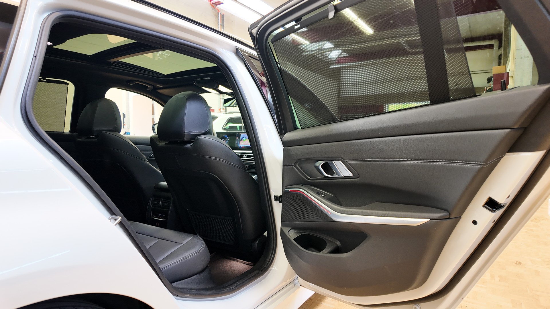 BMW 320d xDrive 48V Touring Steptronic-image-24