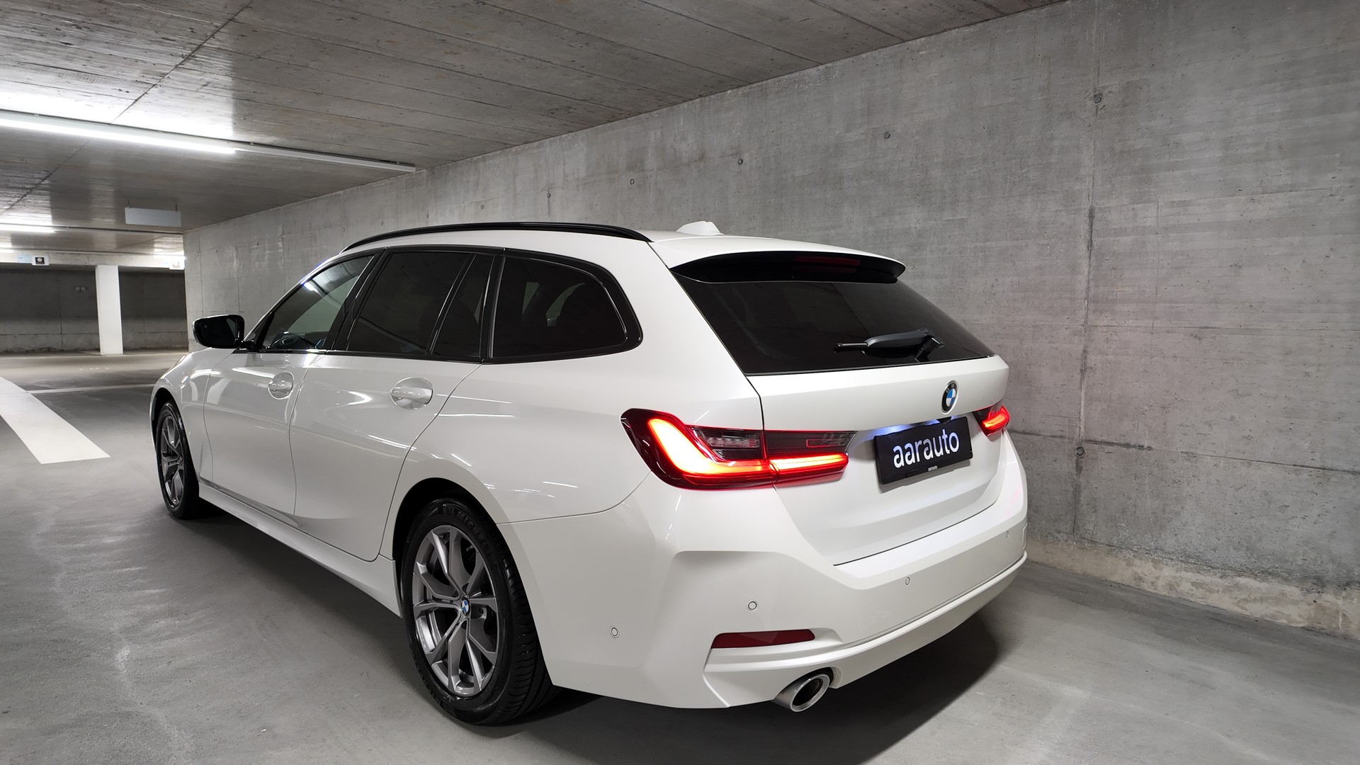 BMW 320d xDrive 48V Touring Steptronic-image-1