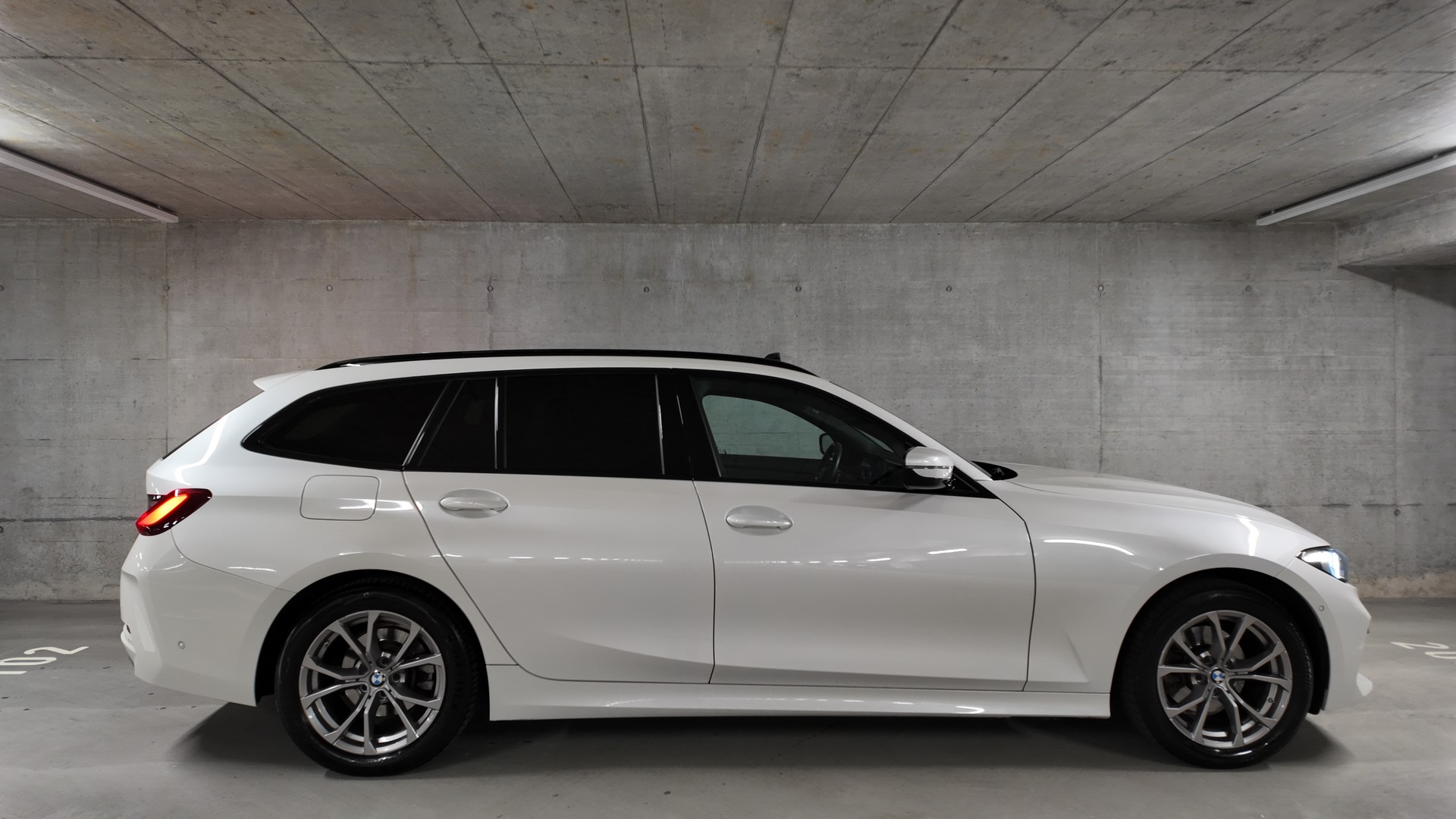 BMW 320d xDrive 48V Touring Steptronic-image-3