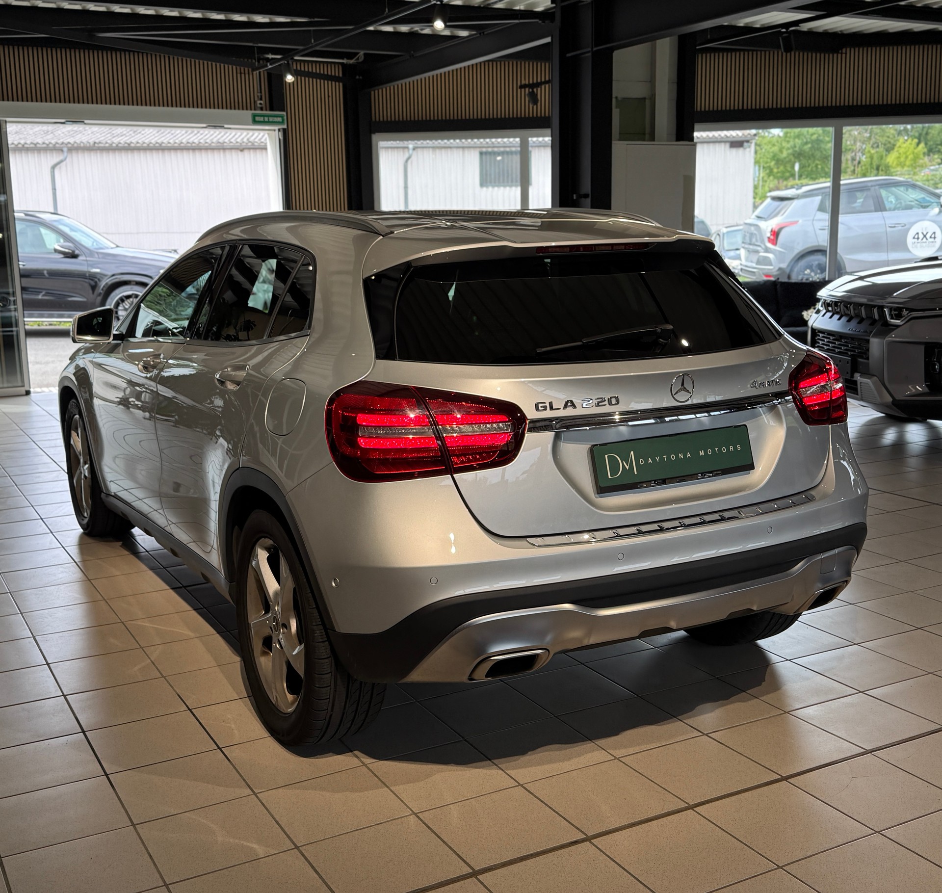 MERCEDES-BENZ GLA 220 Urban 4Matic 7G-DCT-image-4