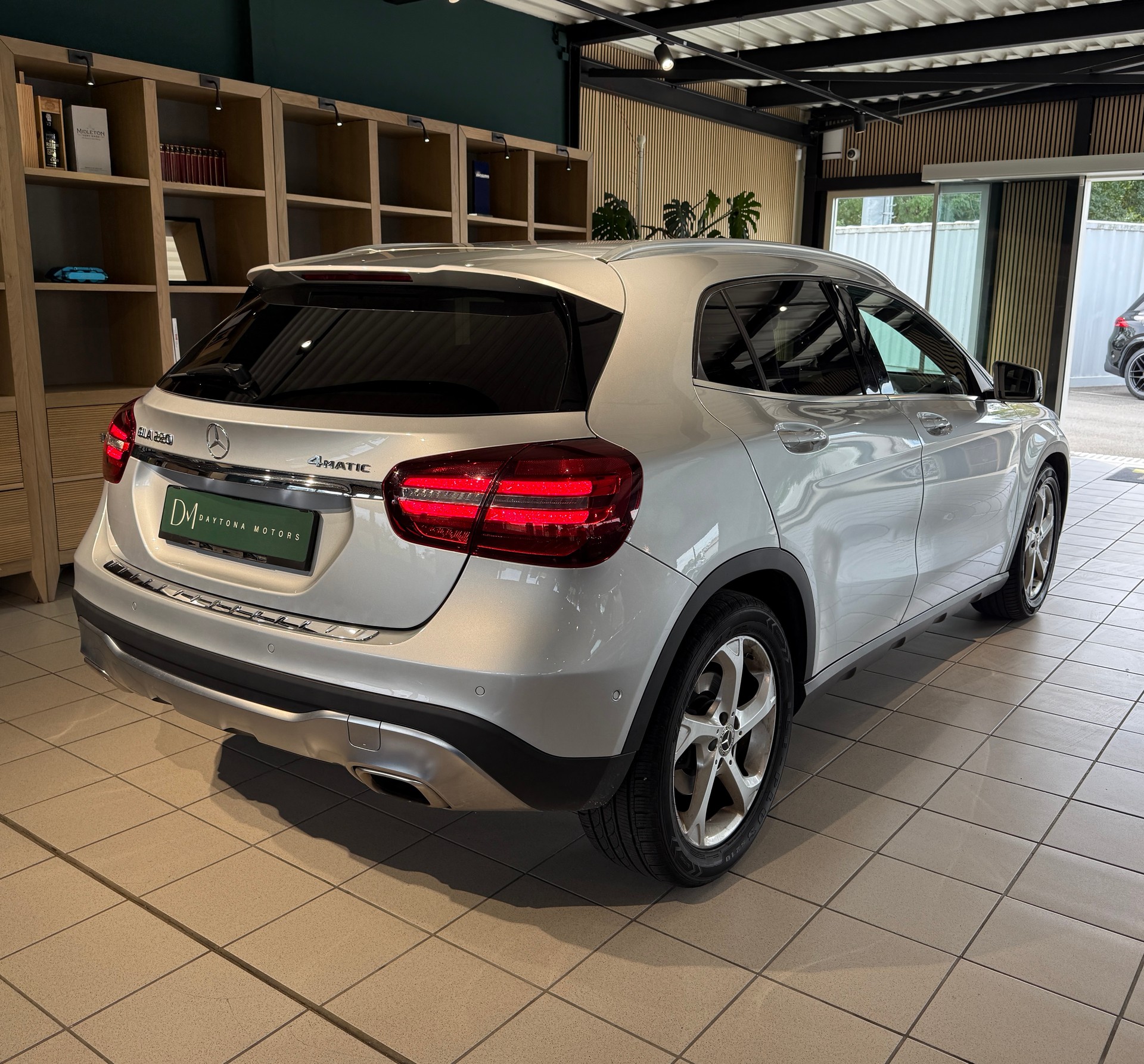 MERCEDES-BENZ GLA 220 Urban 4Matic 7G-DCT-image-2