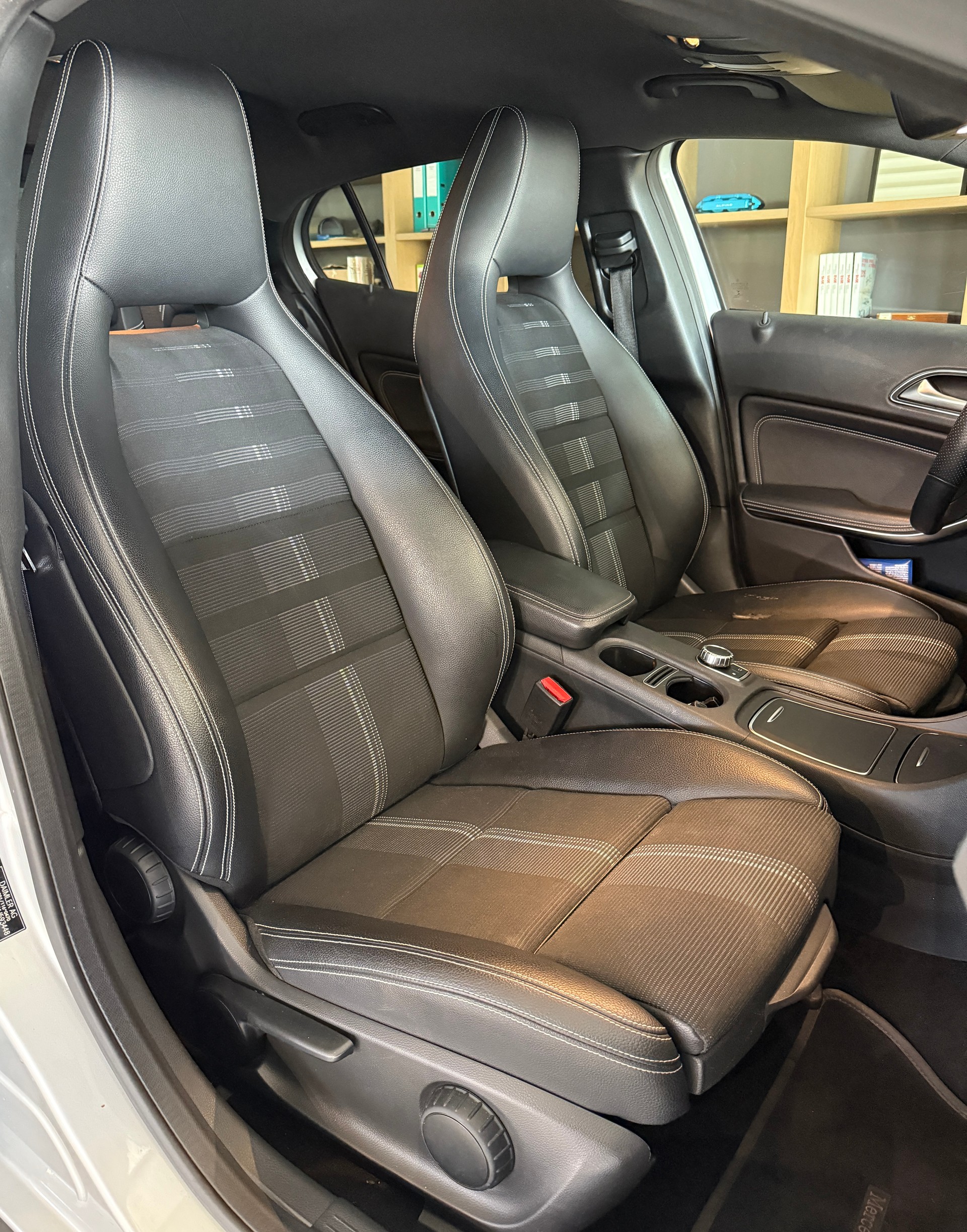 MERCEDES-BENZ GLA 220 Urban 4Matic 7G-DCT-image-9