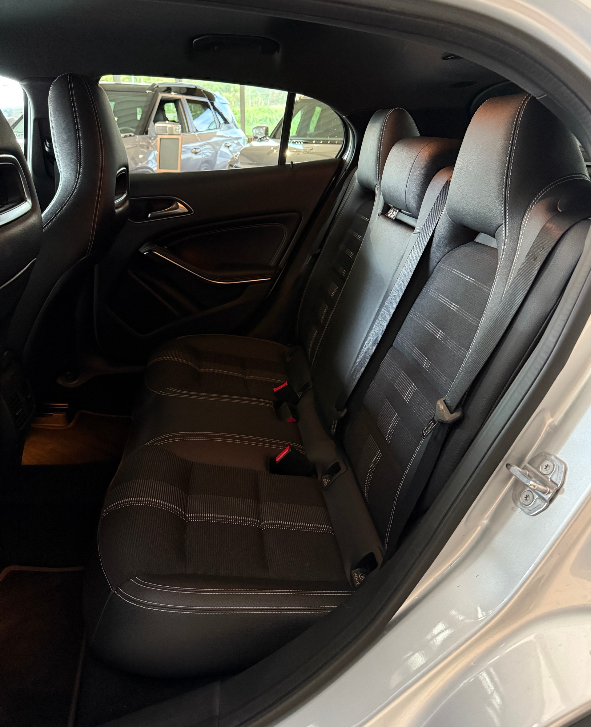 MERCEDES-BENZ GLA 220 Urban 4Matic 7G-DCT-image-10