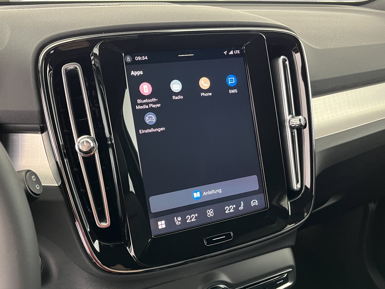 VOLVO XC40 2.0 B3 MH Plus Dark-image-14