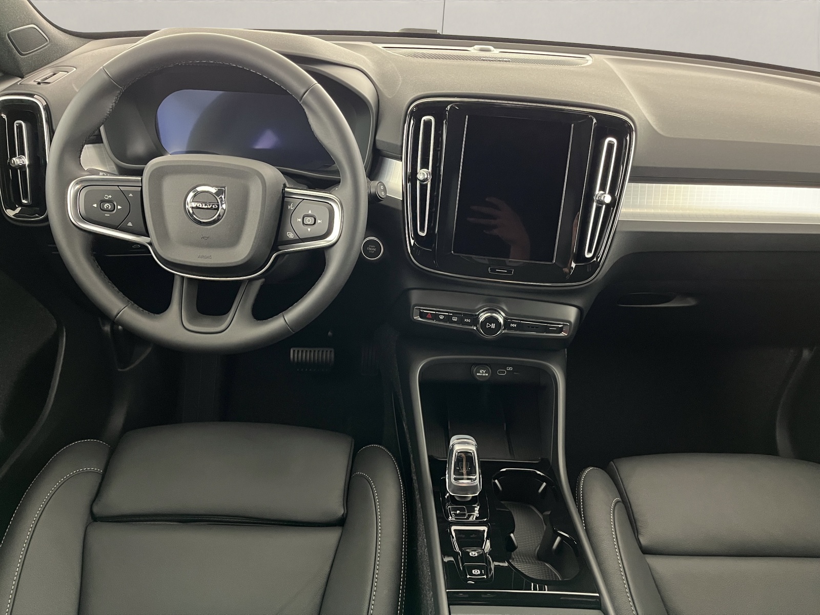 VOLVO XC40 2.0 B3 MH Plus Dark-image-12