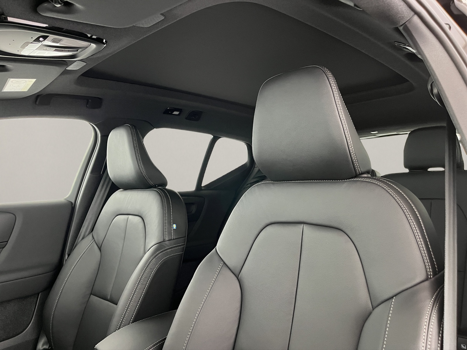 VOLVO XC40 2.0 B3 MH Plus Dark-image-10