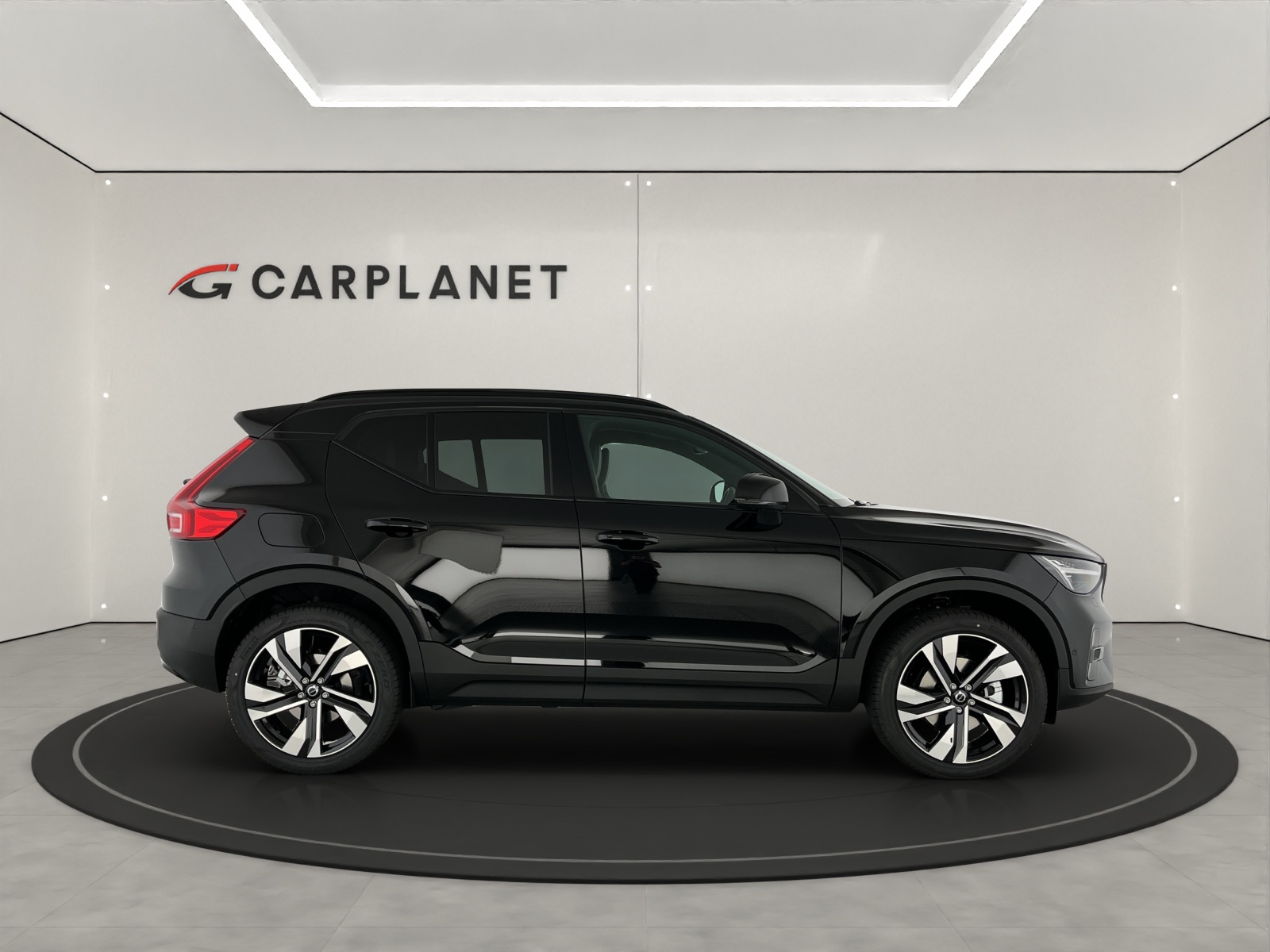 VOLVO XC40 2.0 B3 MH Plus Dark-image-1
