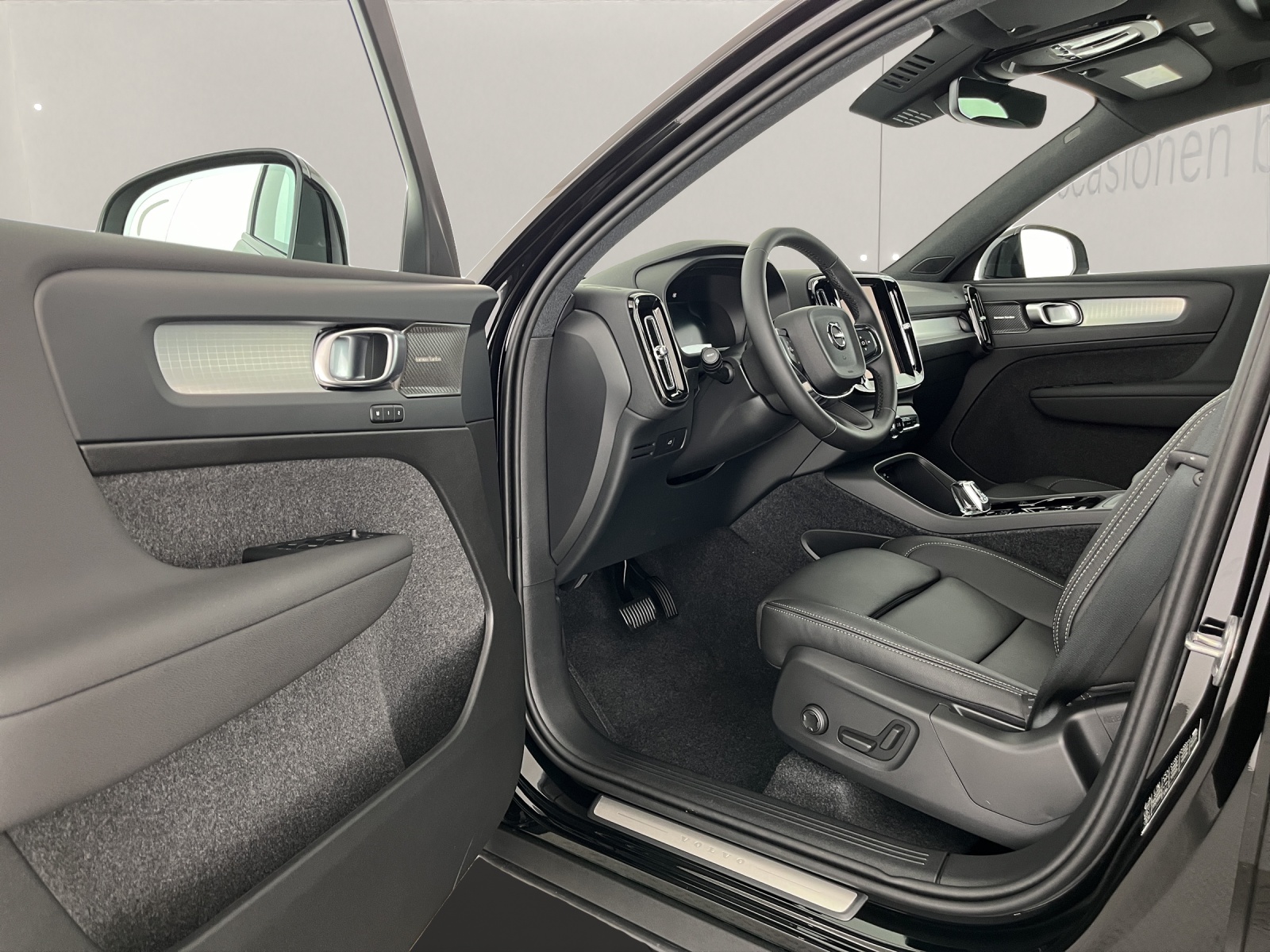 VOLVO XC40 2.0 B3 MH Plus Dark-image-7
