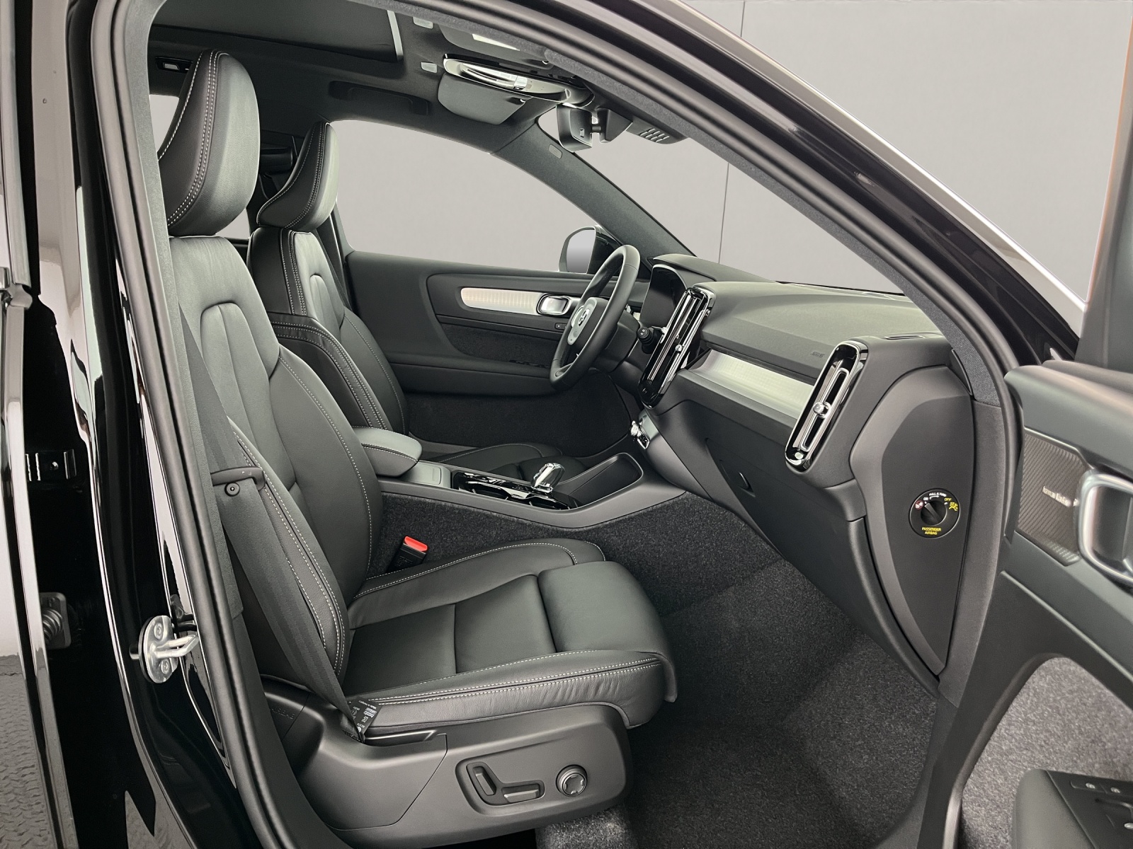VOLVO XC40 2.0 B3 MH Plus Dark-image-9