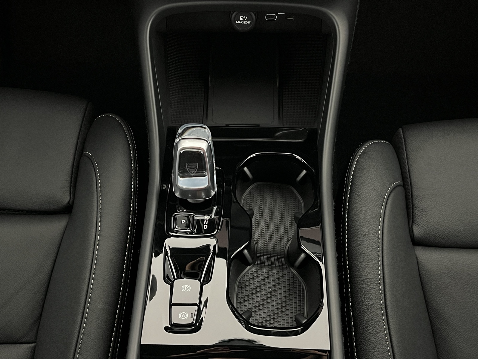 VOLVO XC40 2.0 B3 MH Plus Dark-image-15