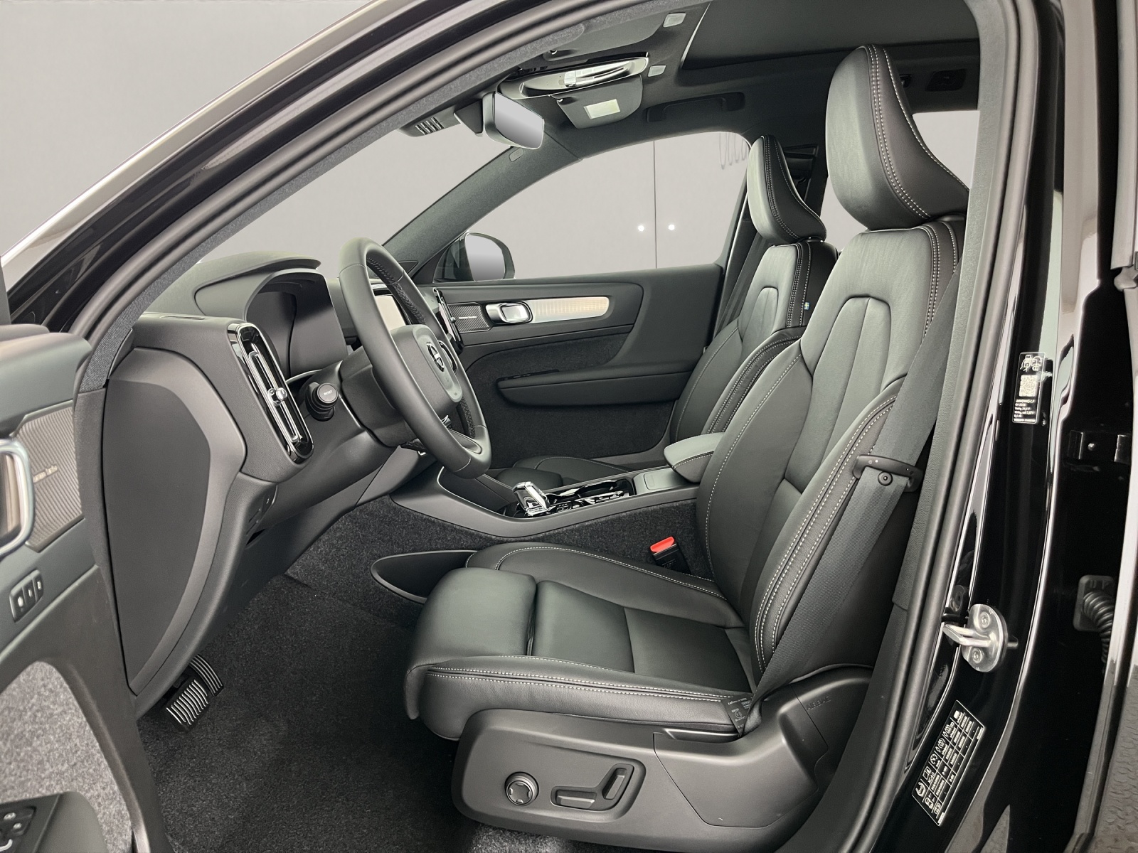 VOLVO XC40 2.0 B3 MH Plus Dark-image-8