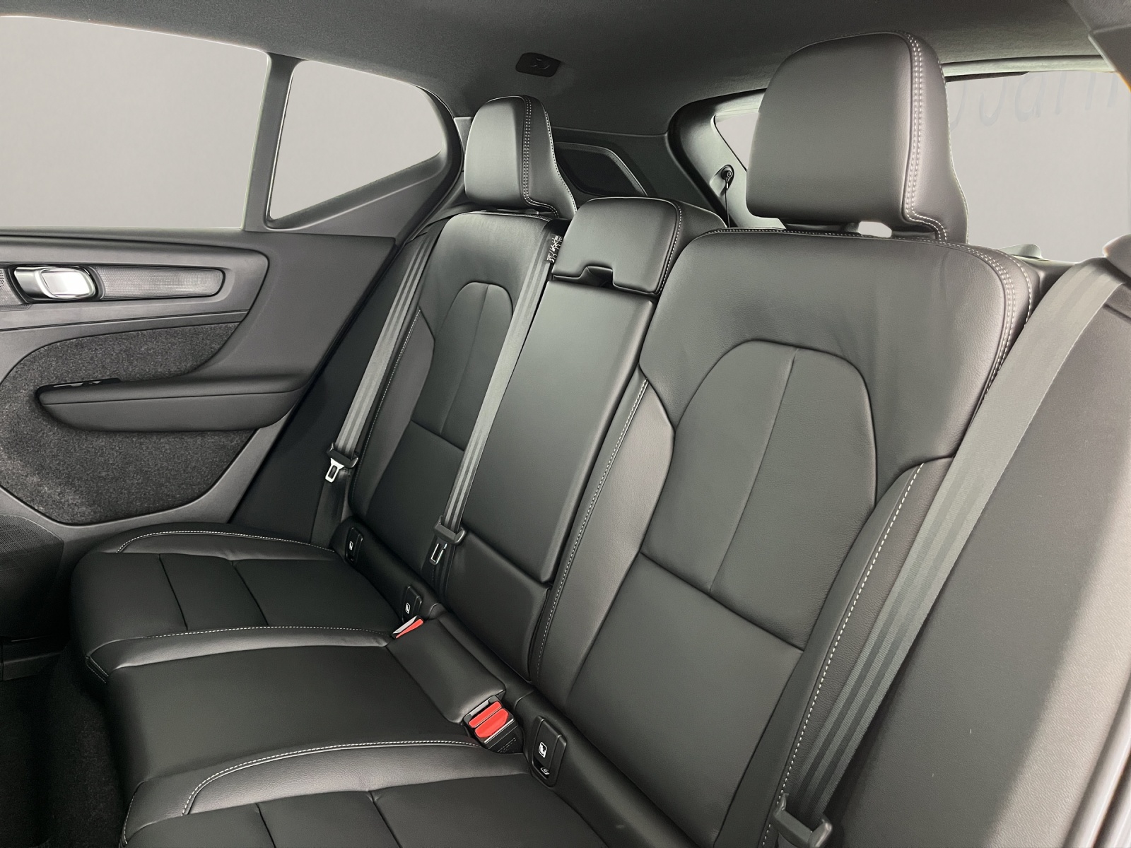 VOLVO XC40 2.0 B3 MH Plus Dark-image-11