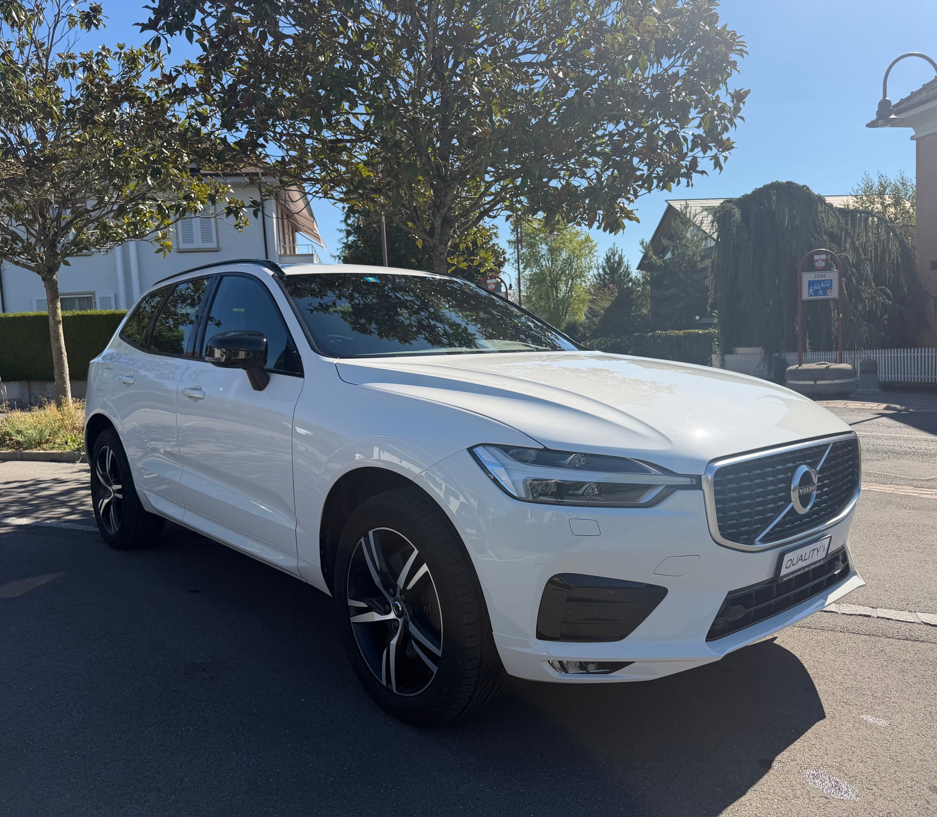 VOLVO XC60 B4 Diesel Mild Hybrid AWD R-Design Geartronic-image-1