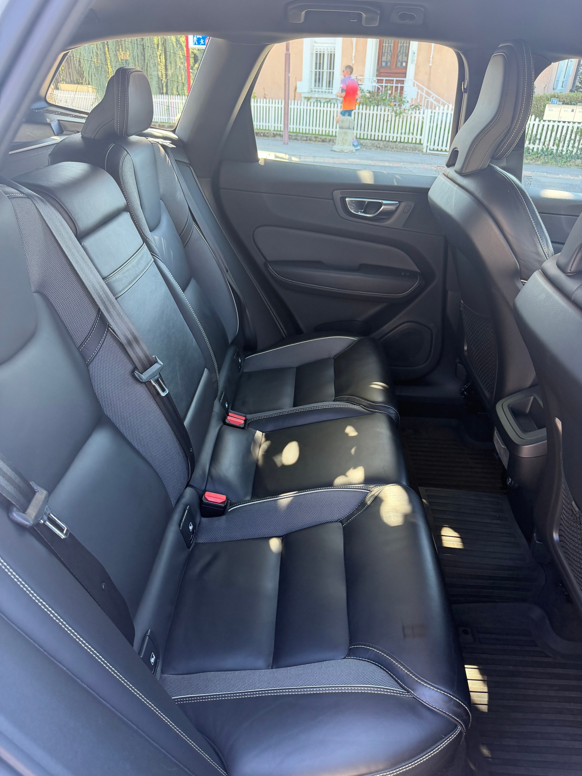 VOLVO XC60 B4 Diesel Mild Hybrid AWD R-Design Geartronic-image-11