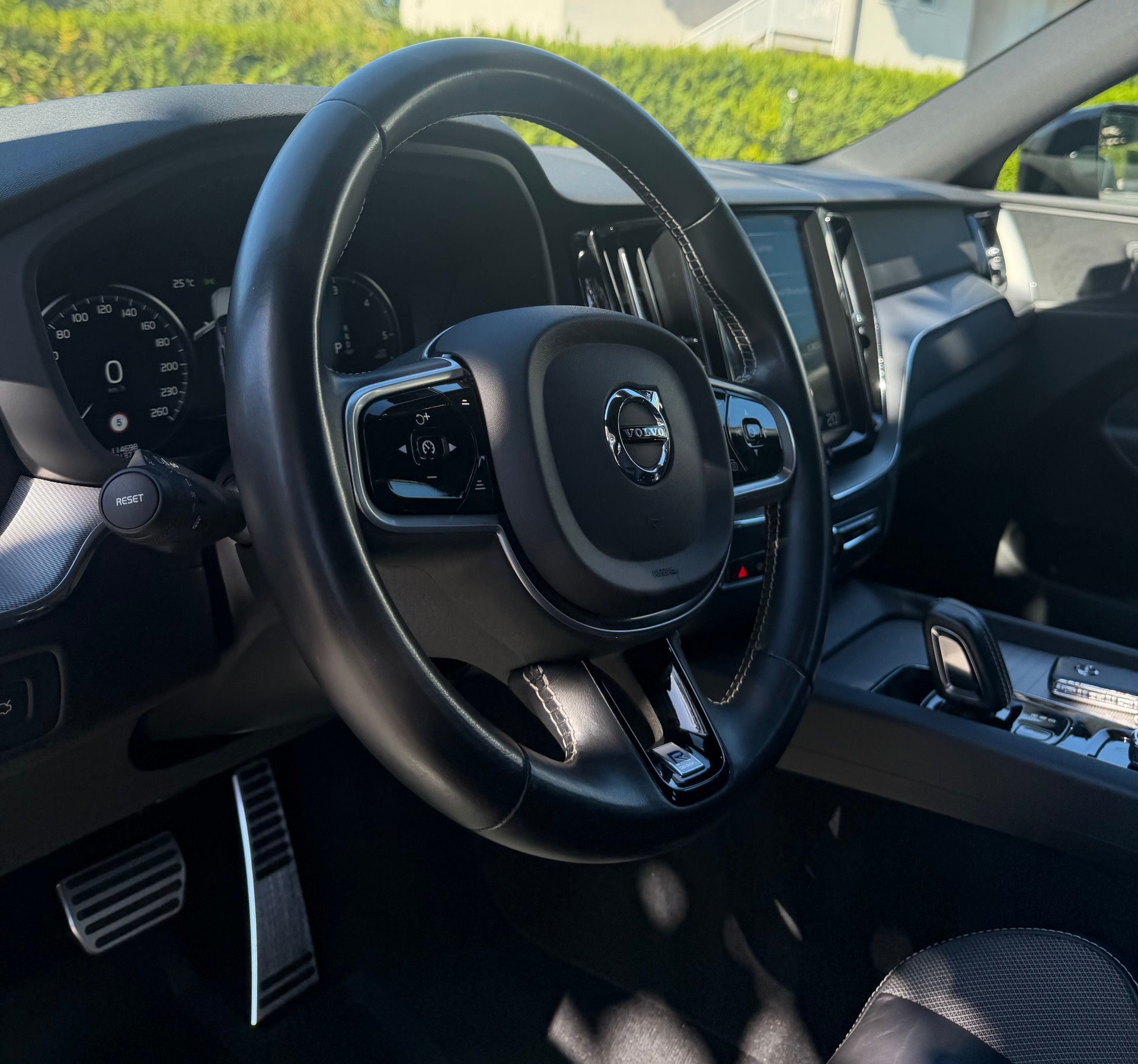 VOLVO XC60 B4 Diesel Mild Hybrid AWD R-Design Geartronic-image-8
