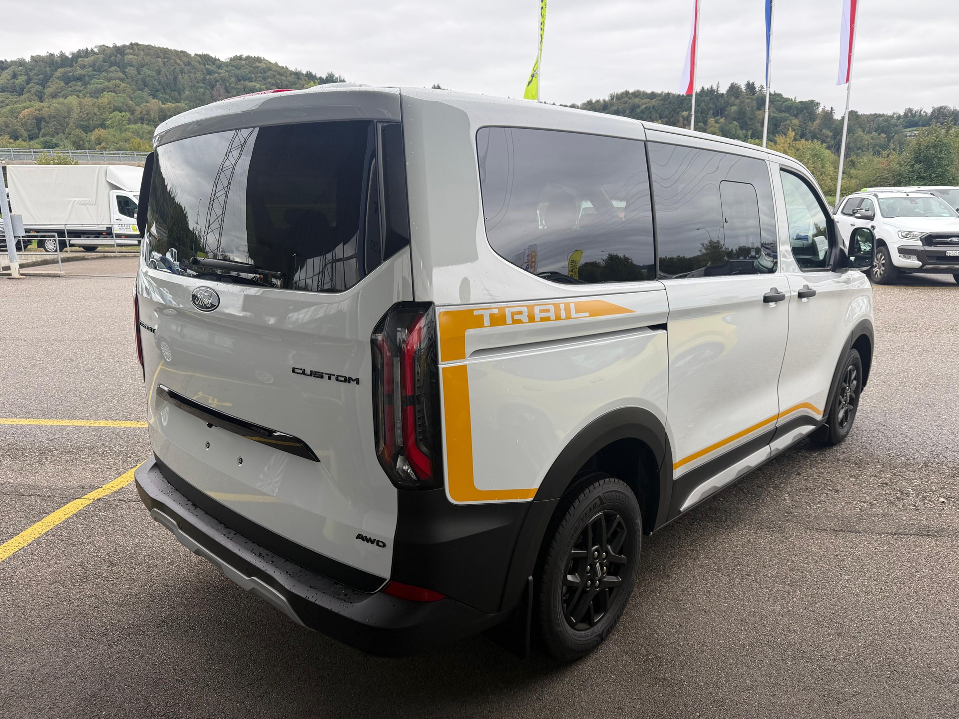 FORD Transit Custom Combi 320 L1H1 Trail Automat 4x4-image-5