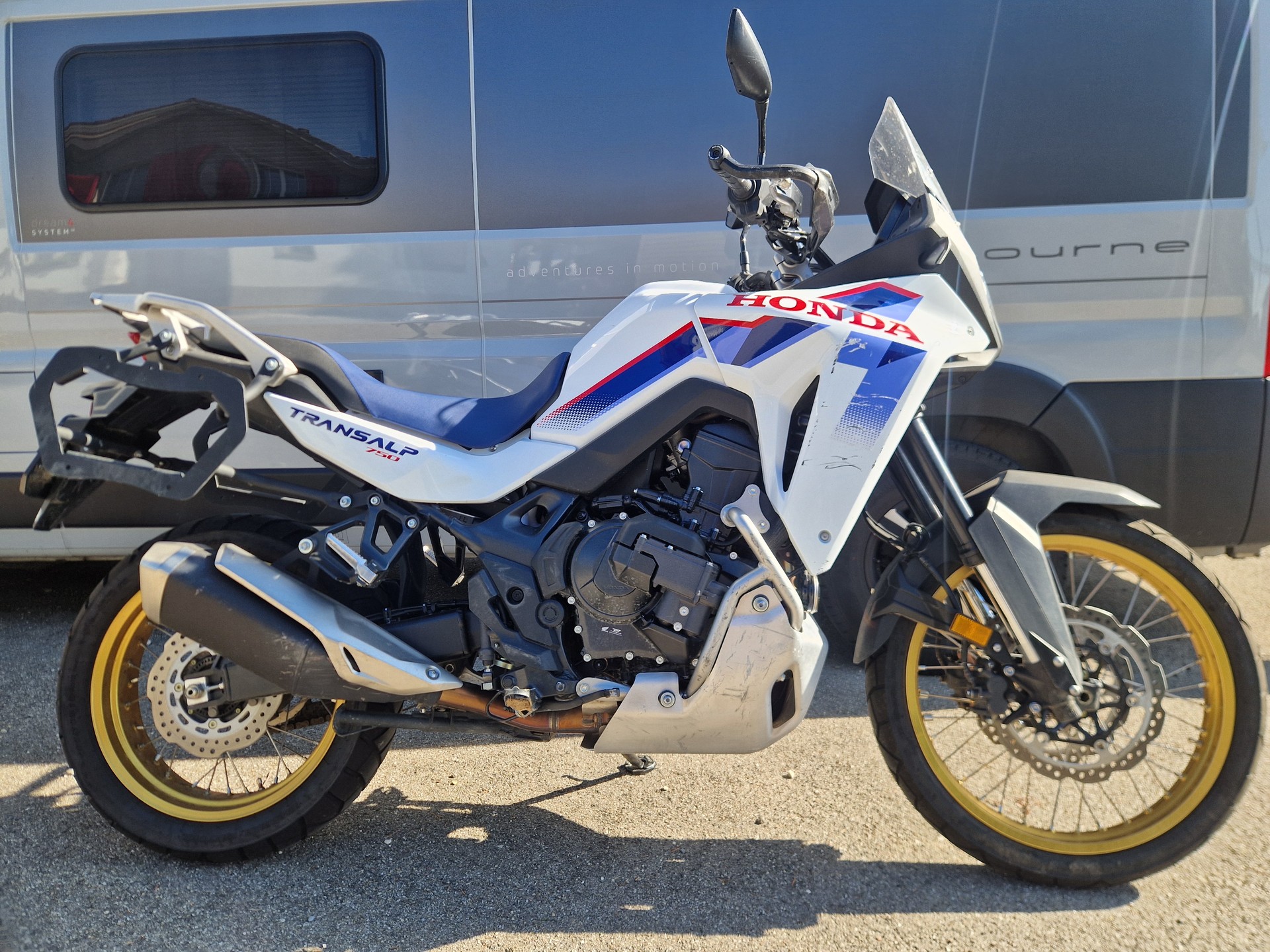 HONDA Transalp E-Clutch-showroom-element-3
