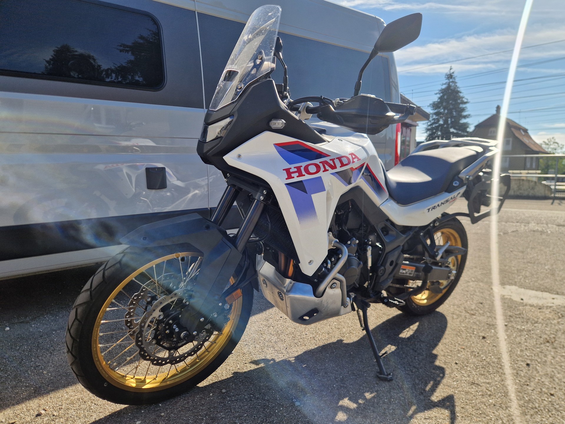 HONDA Transalp E-Clutch-showroom-element-1