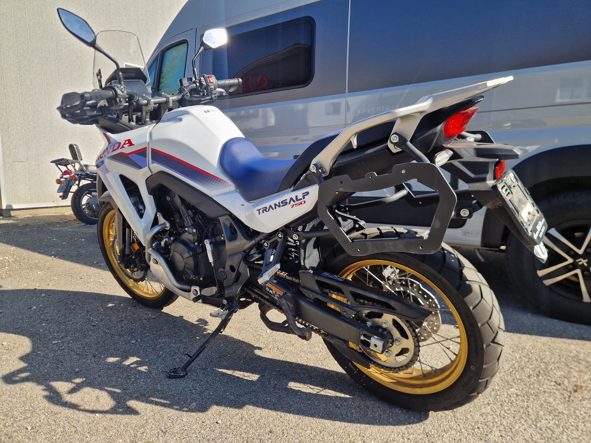 HONDA Transalp E-Clutch-showroom-element-2