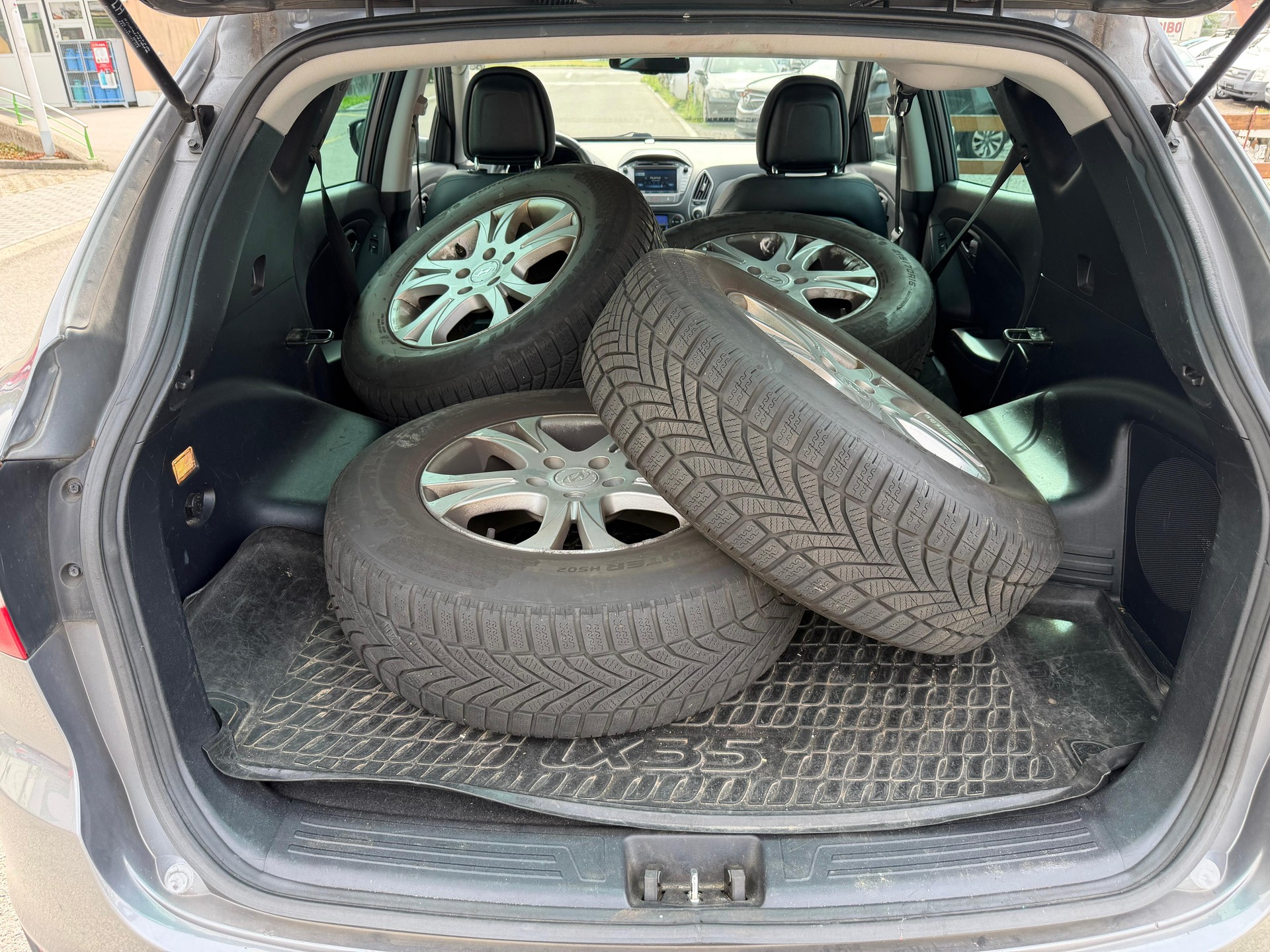 HYUNDAI iX 35 2.0 CRDi Style 4WD Automatic-image-4