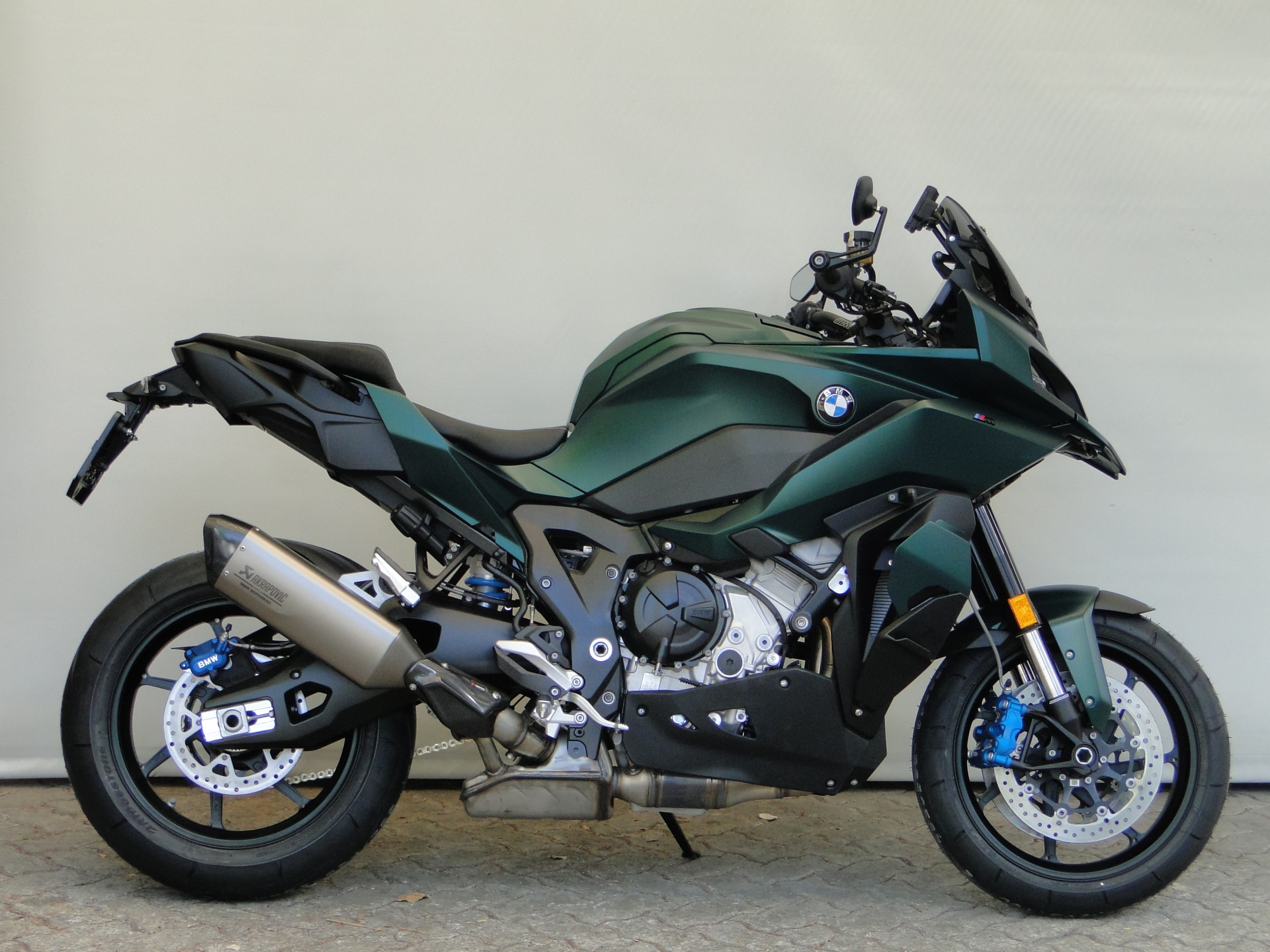 BMW M 1000 XR 2027-showroom-element-1