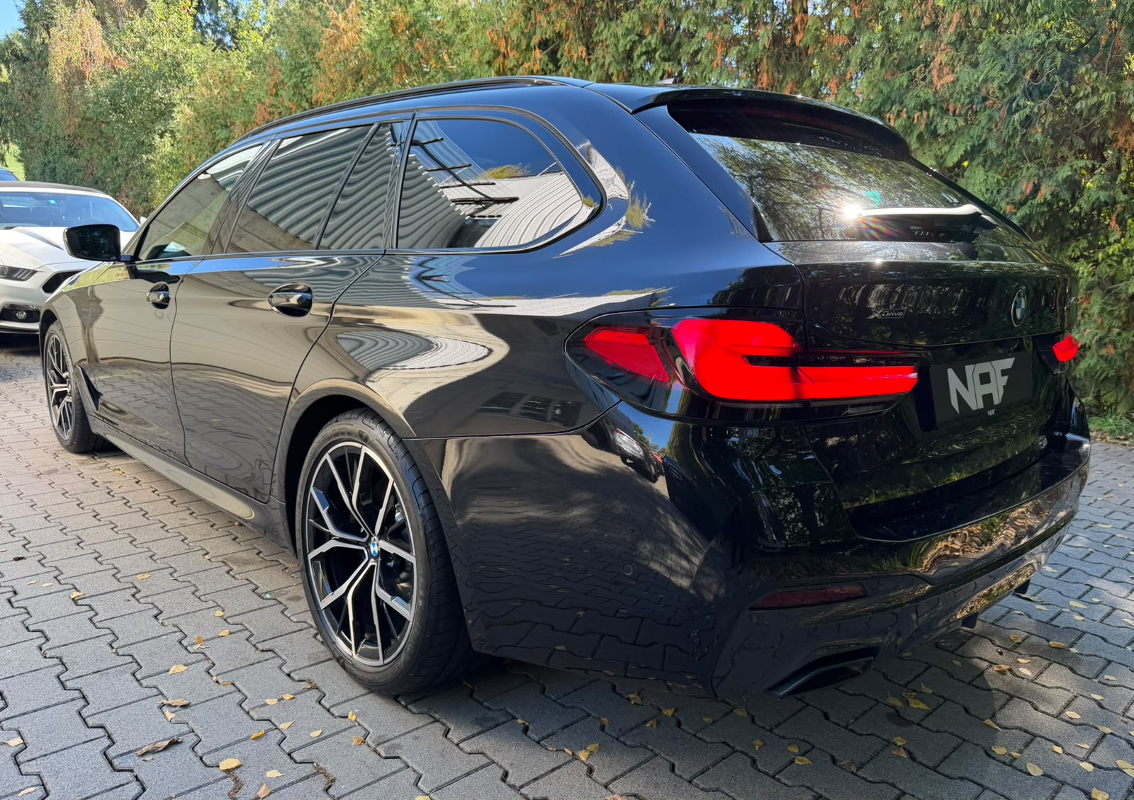 BMW 540i xDrive 48V Touring M Sport Steptronic-image-2