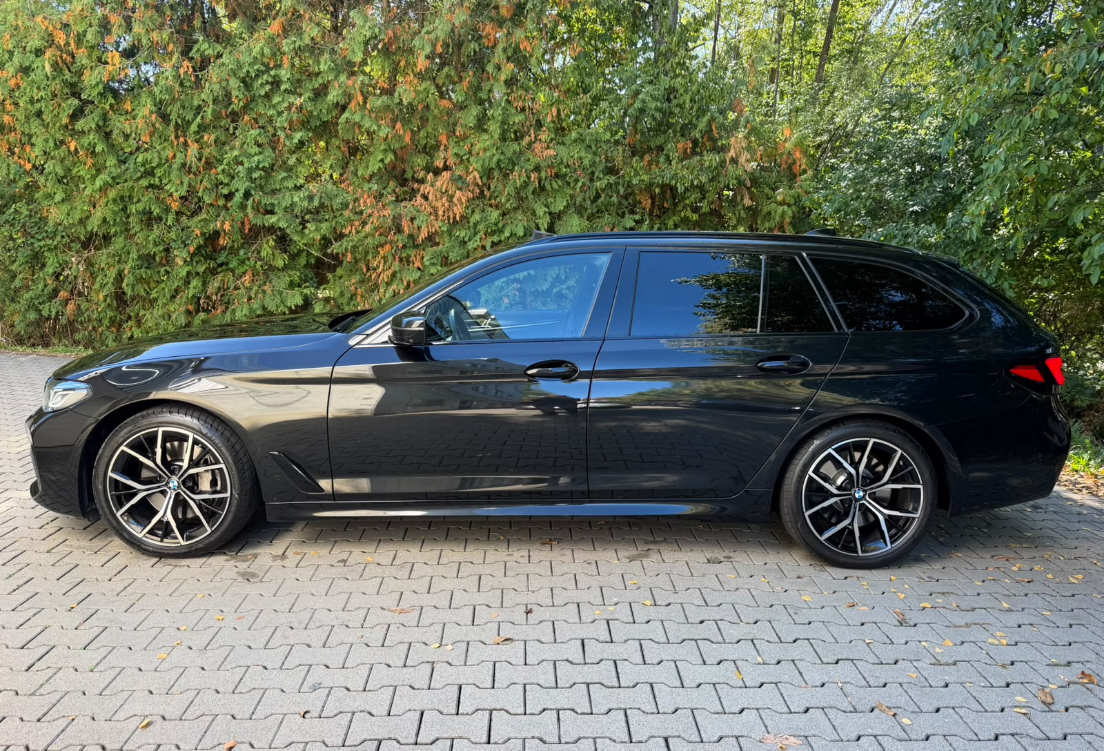 BMW 540i xDrive 48V Touring M Sport Steptronic-image-1