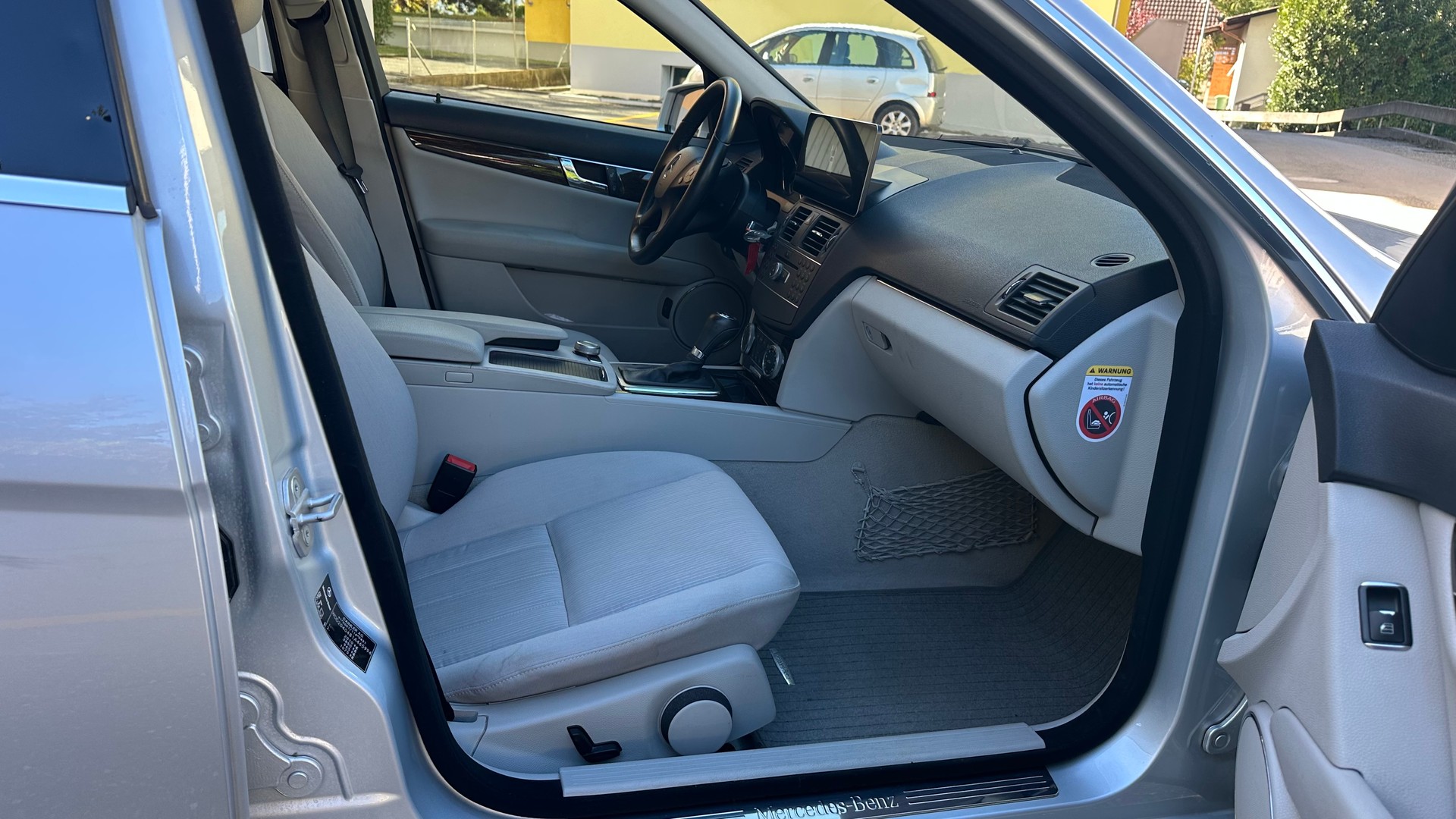 MERCEDES-BENZ C 200 CGI BlueEfficiency Elégance Automatic-image-12