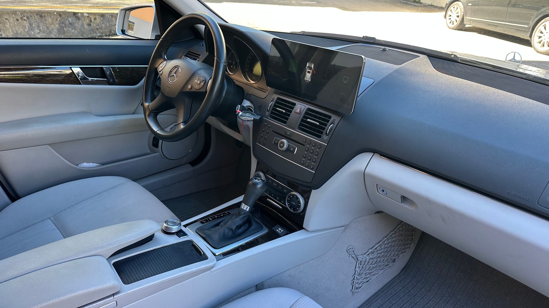 MERCEDES-BENZ C 200 CGI BlueEfficiency Elégance Automatic-image-11