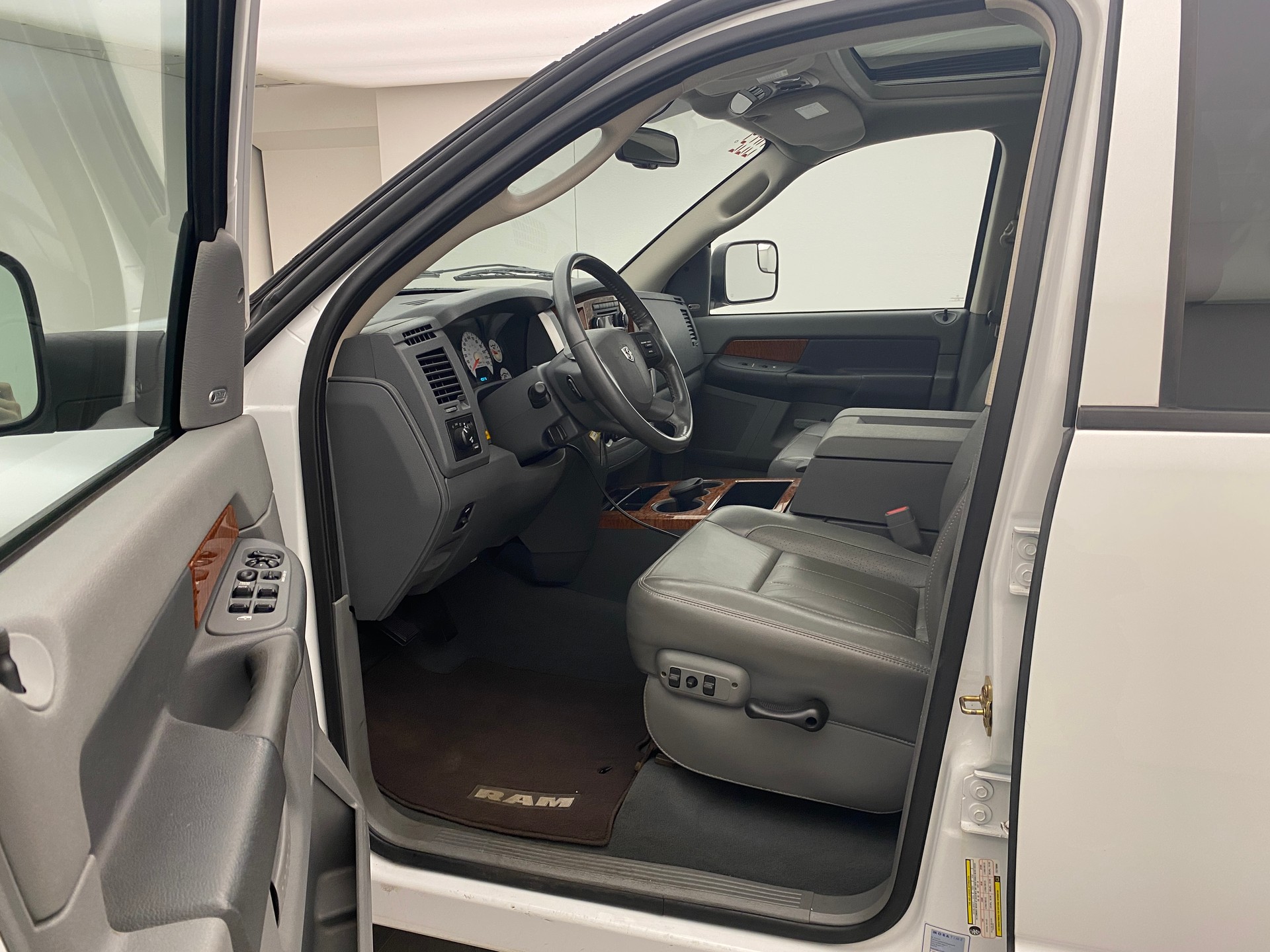 DODGE Ram 2500 6.7 TD Mega Cab-image-9