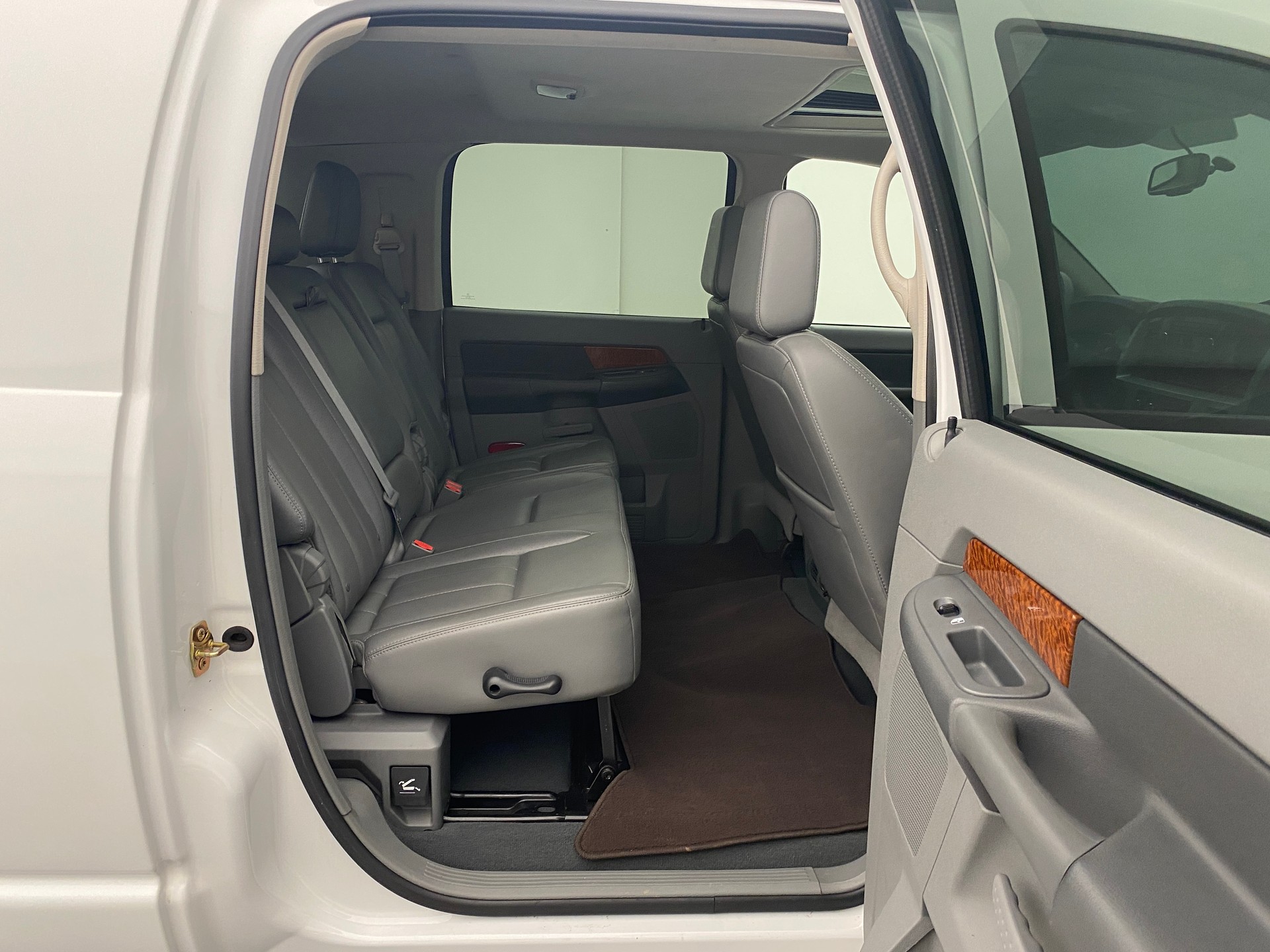 DODGE Ram 2500 6.7 TD Mega Cab-image-13