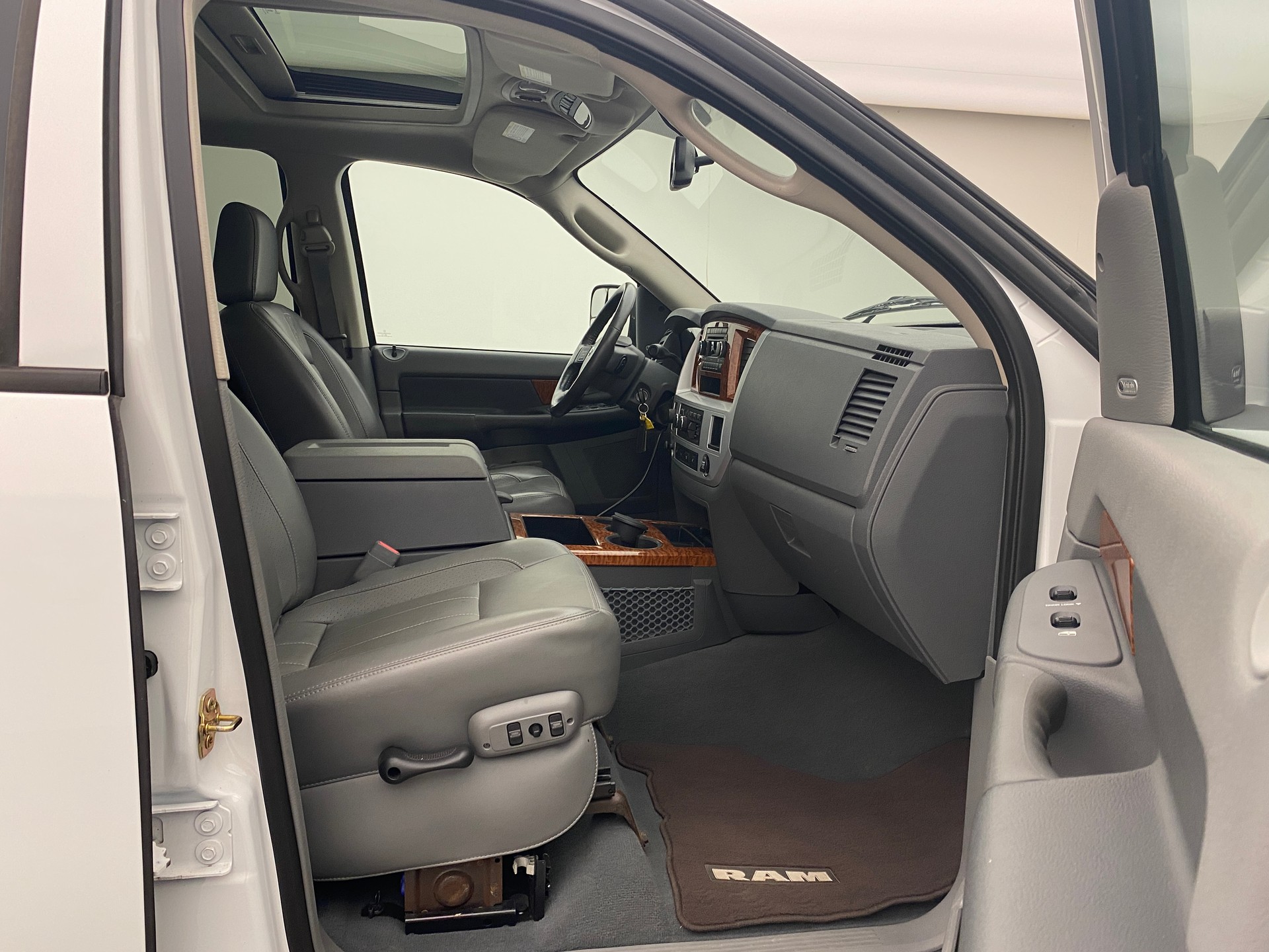 DODGE Ram 2500 6.7 TD Mega Cab-image-11