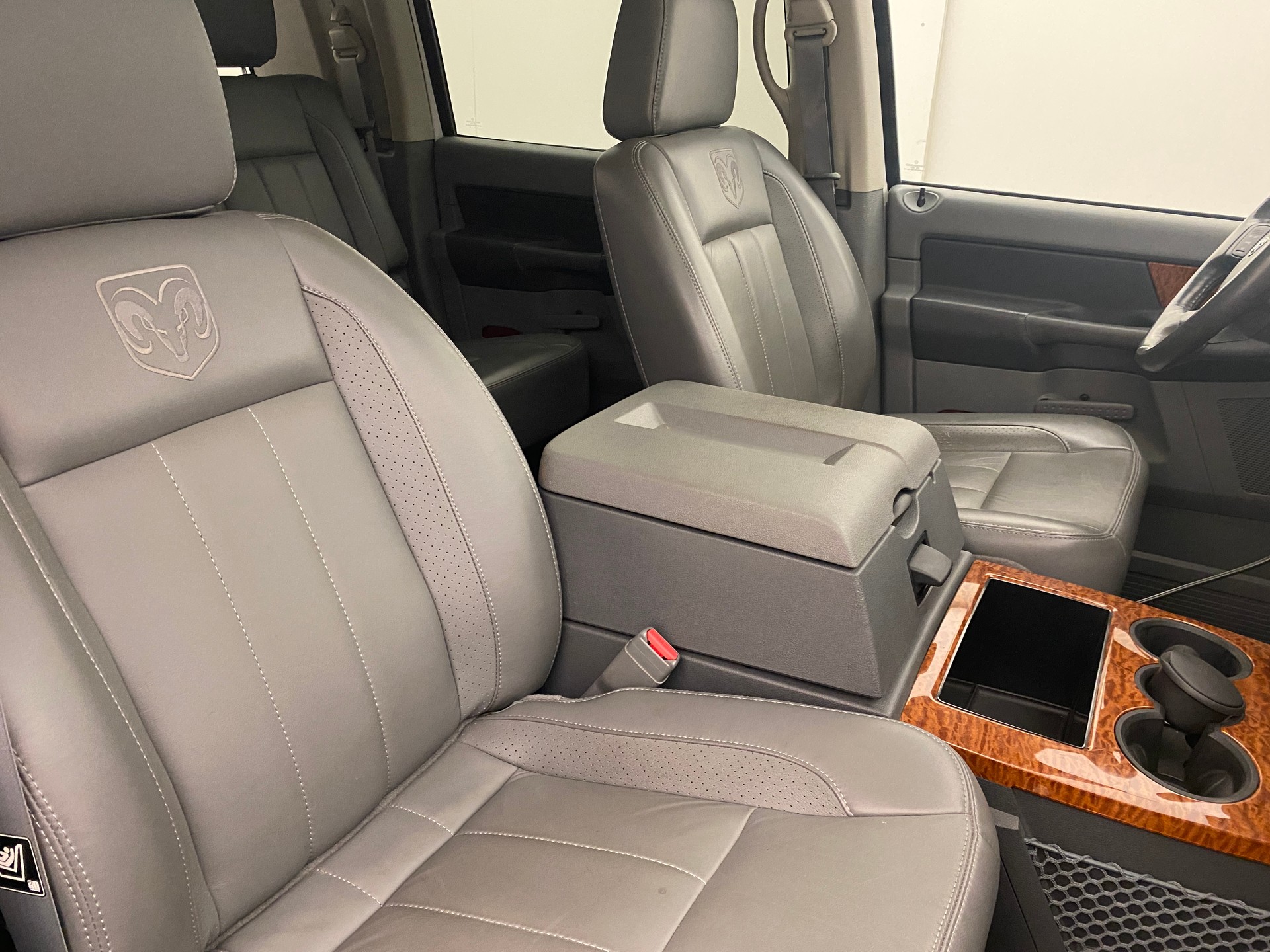 DODGE Ram 2500 6.7 TD Mega Cab-image-12
