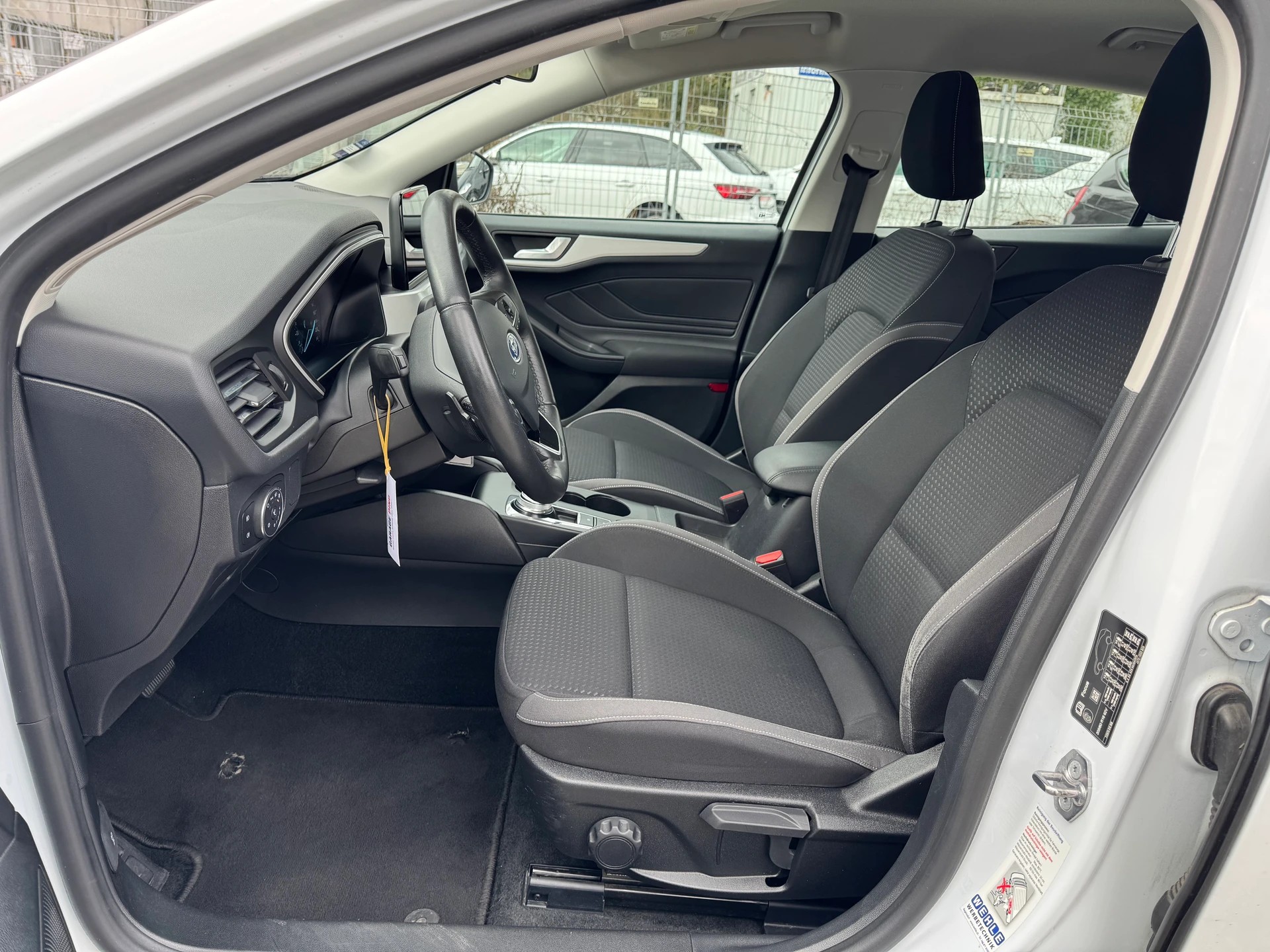 FORD Focus 1.5 TDCi Business Automatic * Gr. Navi * Klima * PDC V&H * Tempomat * Frisch Ab MFK-image-3