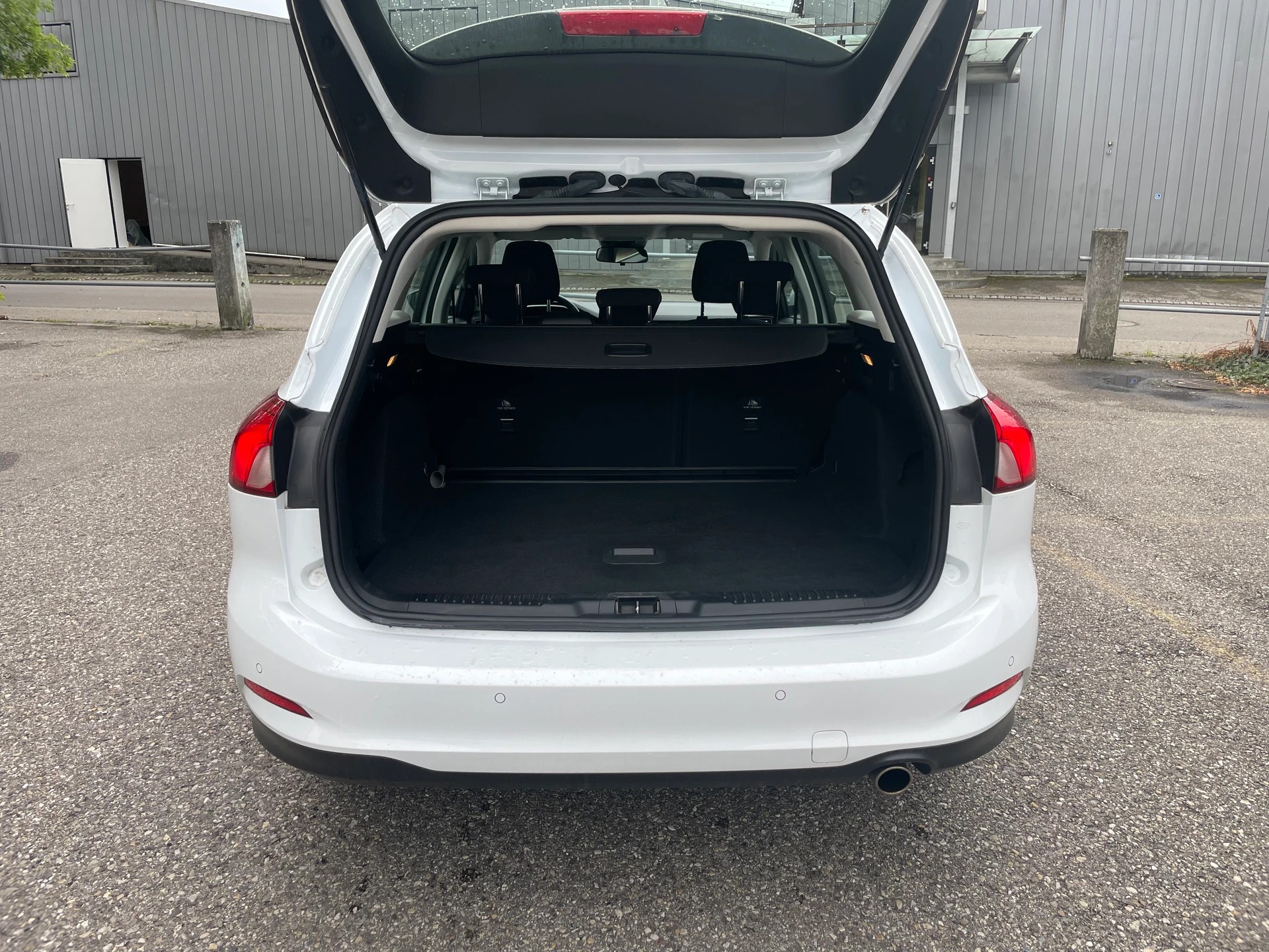 FORD Focus 1.5 TDCi Business Automatic * Gr. Navi * Klima * PDC V&H * Tempomat * Frisch Ab MFK-image-11