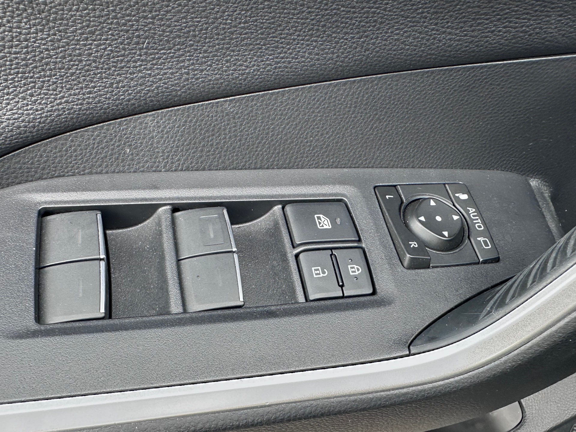 TOYOTA RAV-4 2.5 Plug-In rechargeable - Premium e-CVT 4WD-image-6
