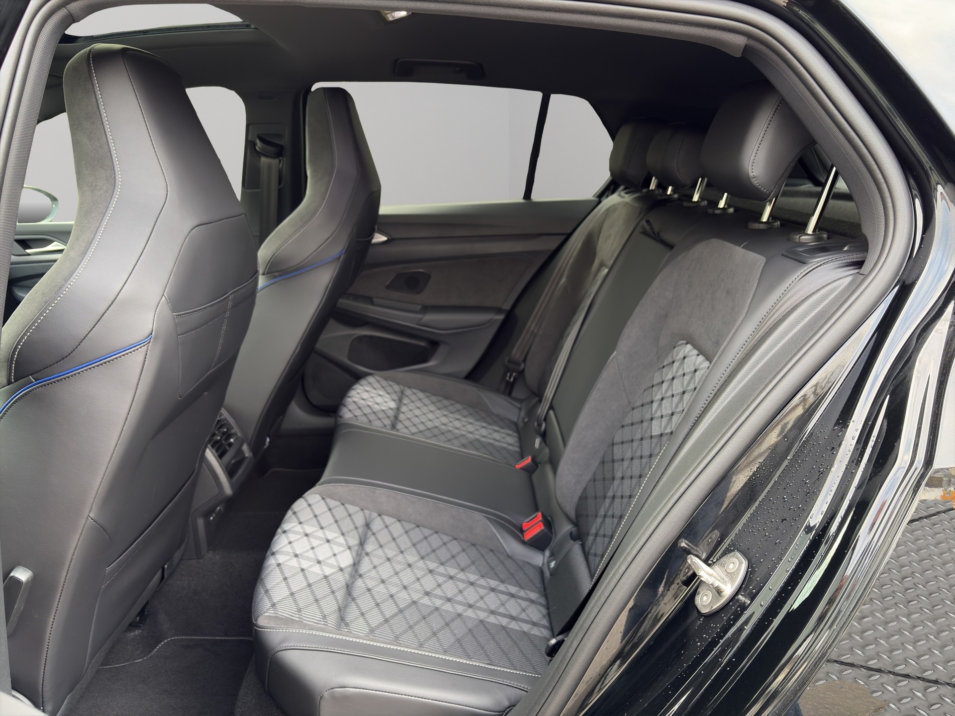 VW Golf 1.5 e TSI mHEV R-Line DSG-image-5