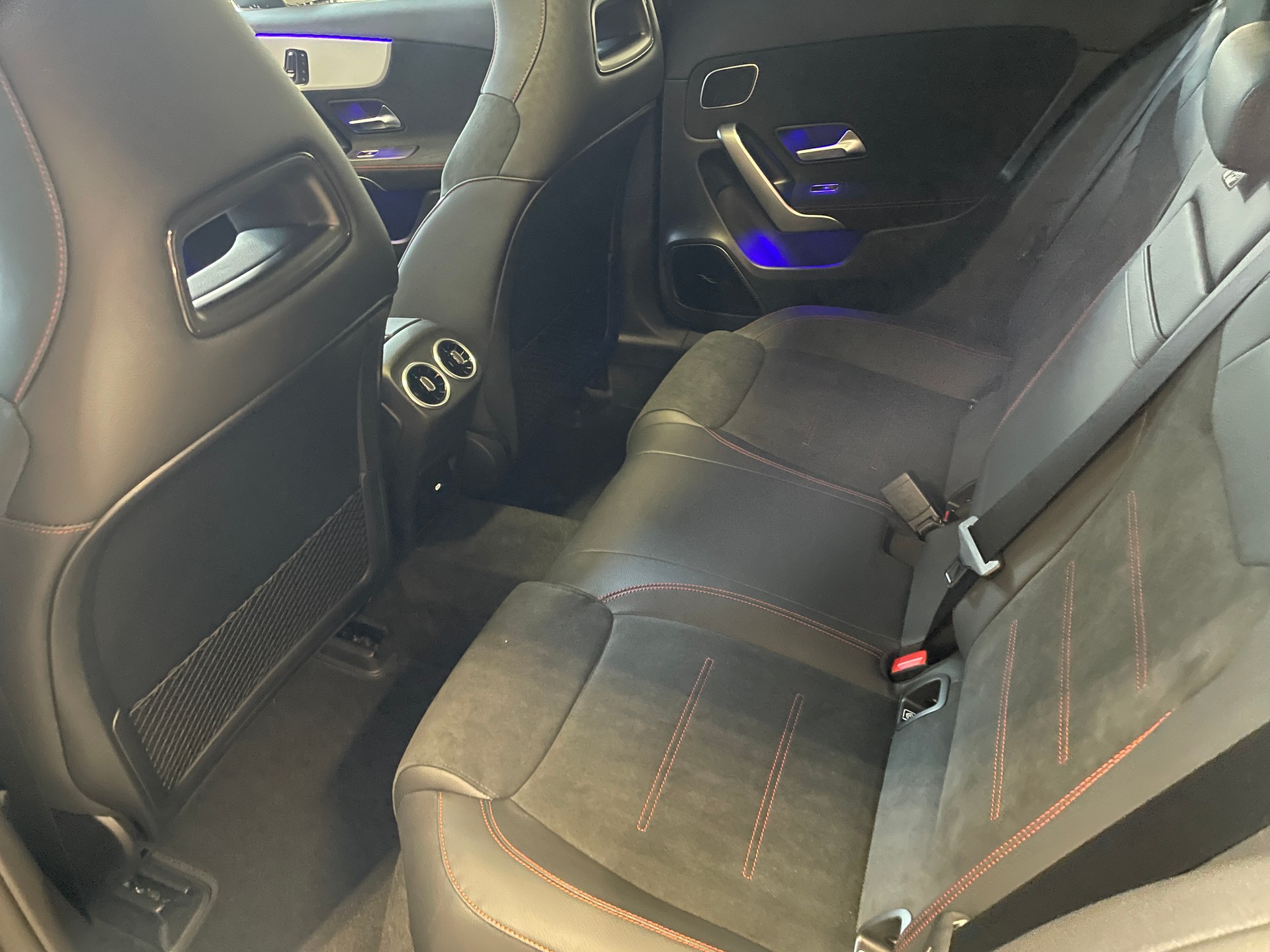 MERCEDES-BENZ A 250 4Matic 8G-DCT AMG Line-image-8