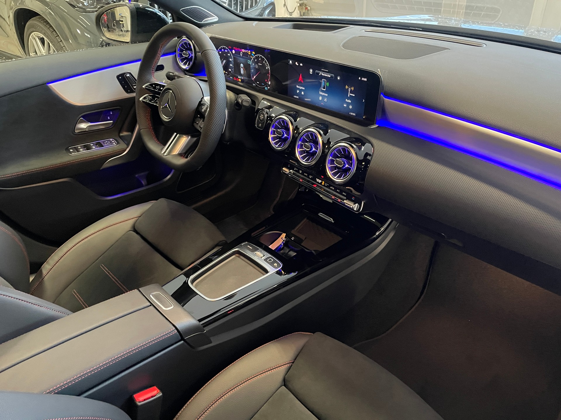 MERCEDES-BENZ A 250 4Matic 8G-DCT AMG Line-image-21