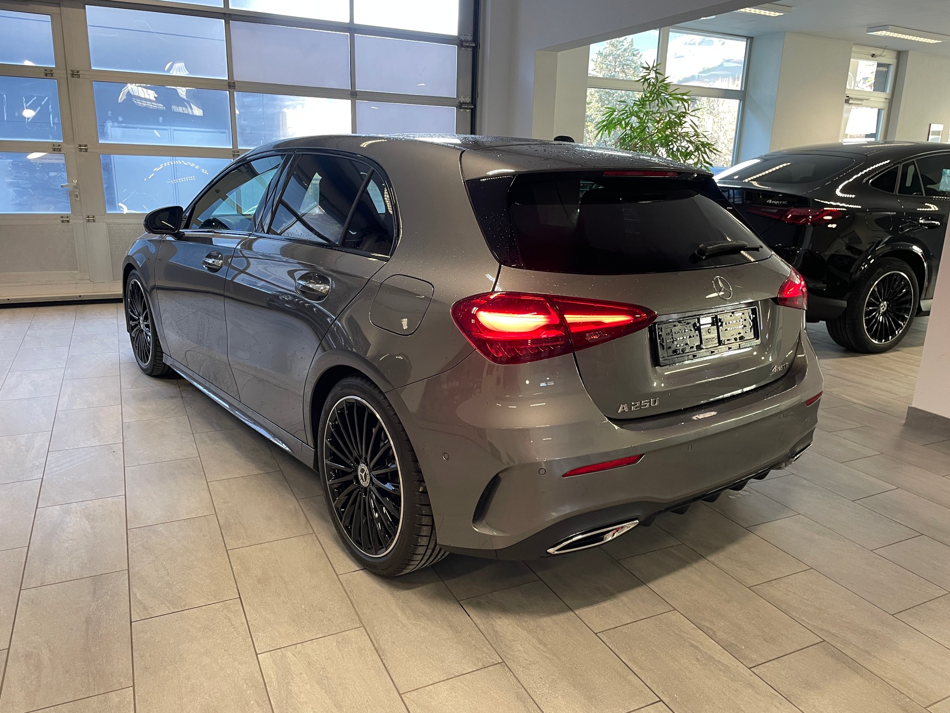 MERCEDES-BENZ A 250 4Matic 8G-DCT AMG Line-image-4