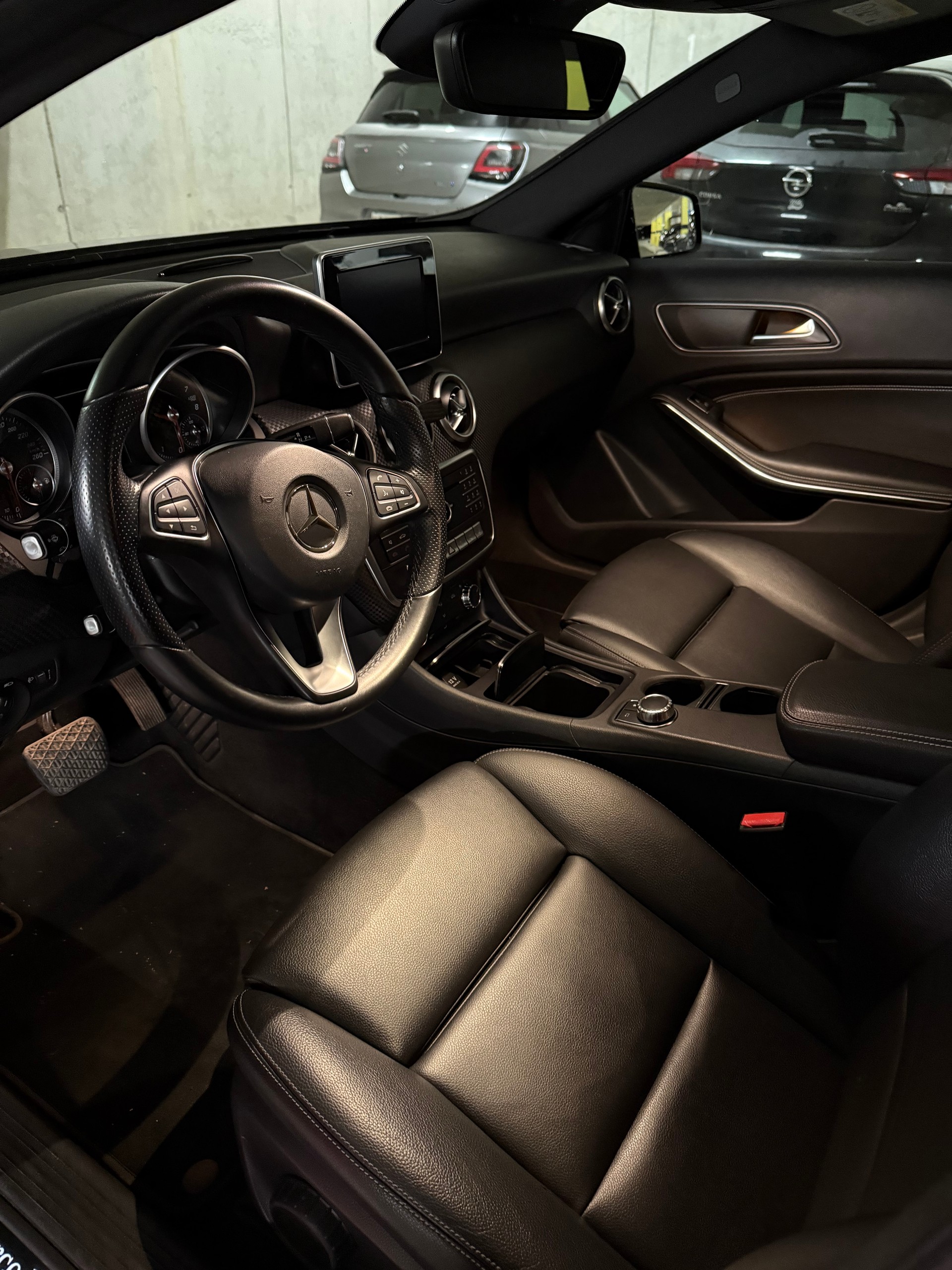 MERCEDES-BENZ A 180 Urban 7G-DCT-image-14