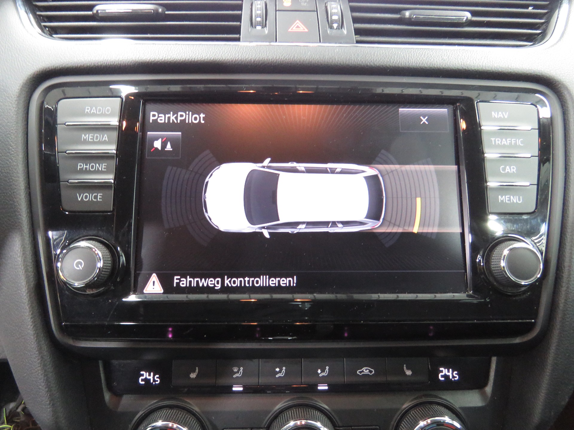 SKODA Octavia Combi 2.0 TDI Scout 4x4 DSG (Automat)-image-16