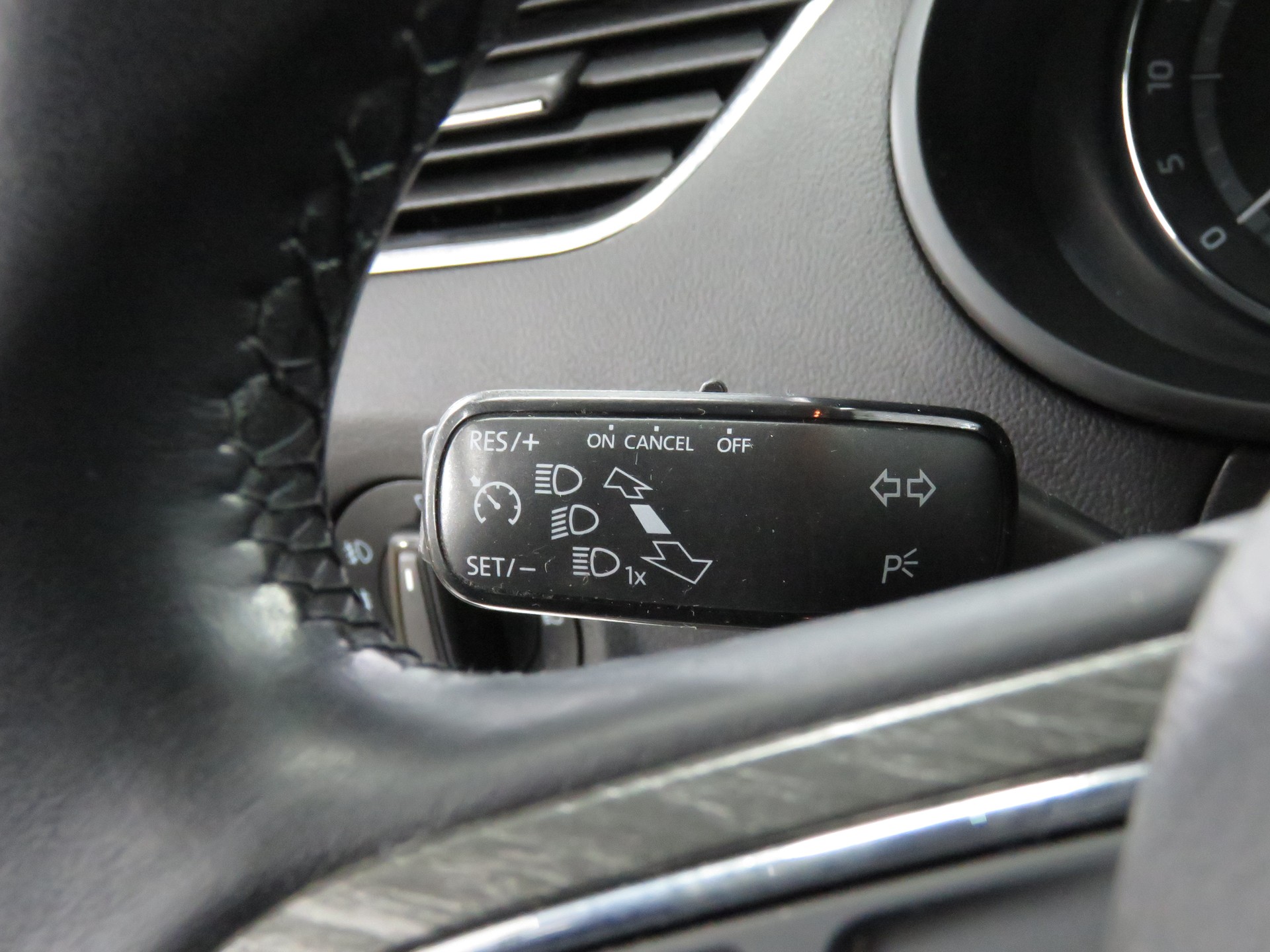 SKODA Octavia Combi 2.0 TDI Scout 4x4 DSG (Automat)-image-19